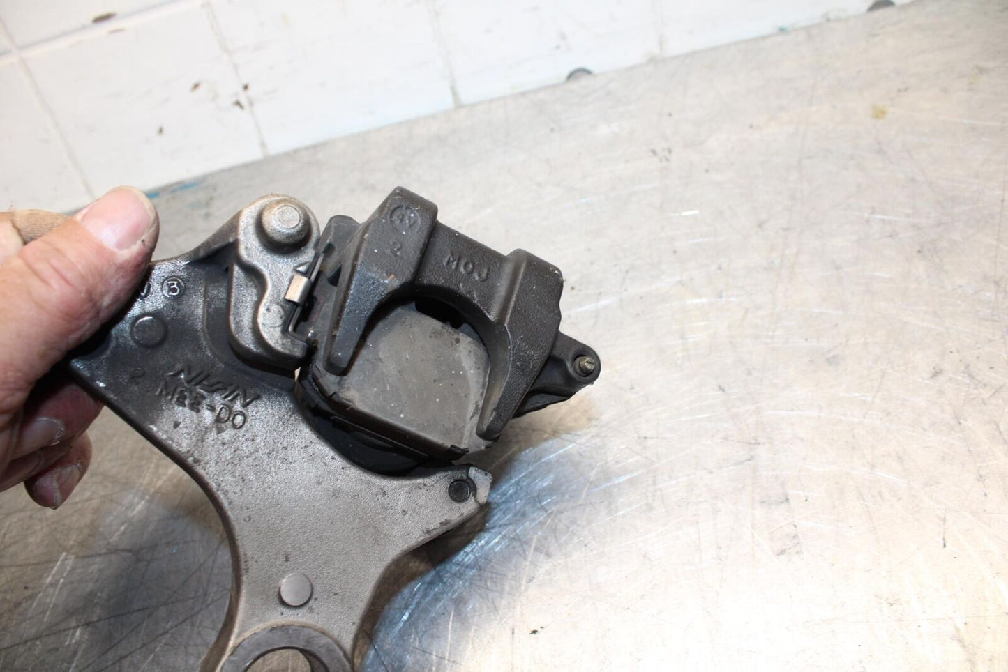 05-06 HONDA CBR600RR REAR BACK BRAKE CALIPER W MOUNT BRACKET BB444
