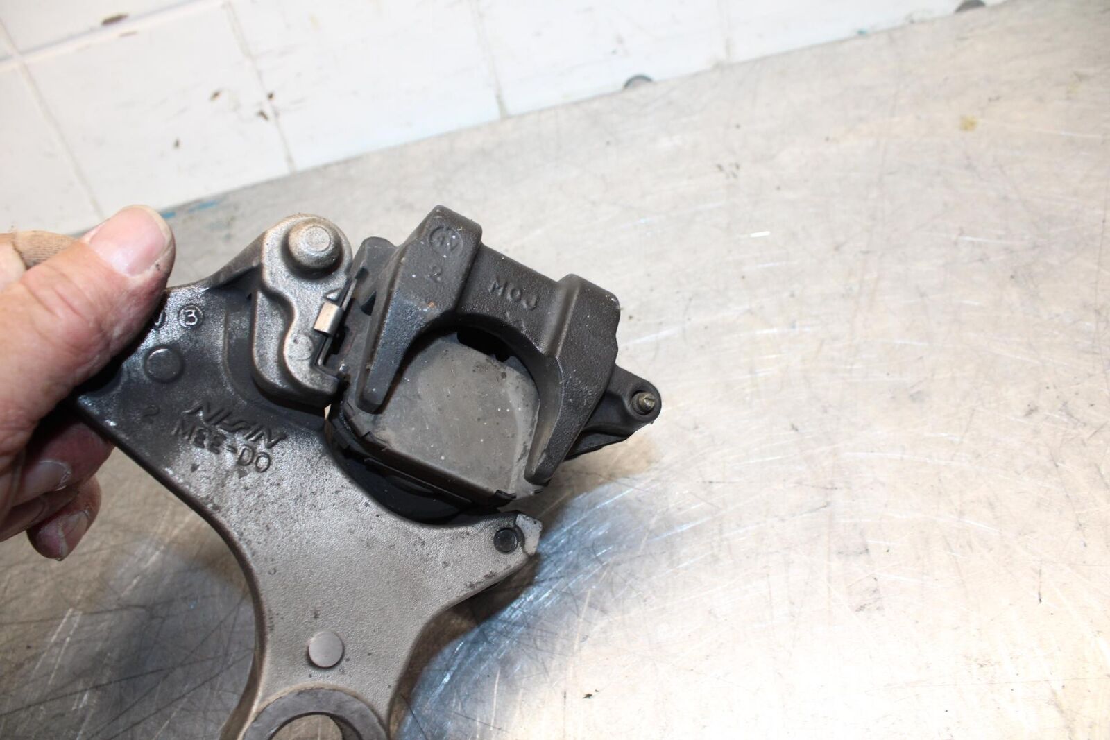 05-06 HONDA CBR600RR REAR BACK BRAKE CALIPER W MOUNT BRACKET BB444
