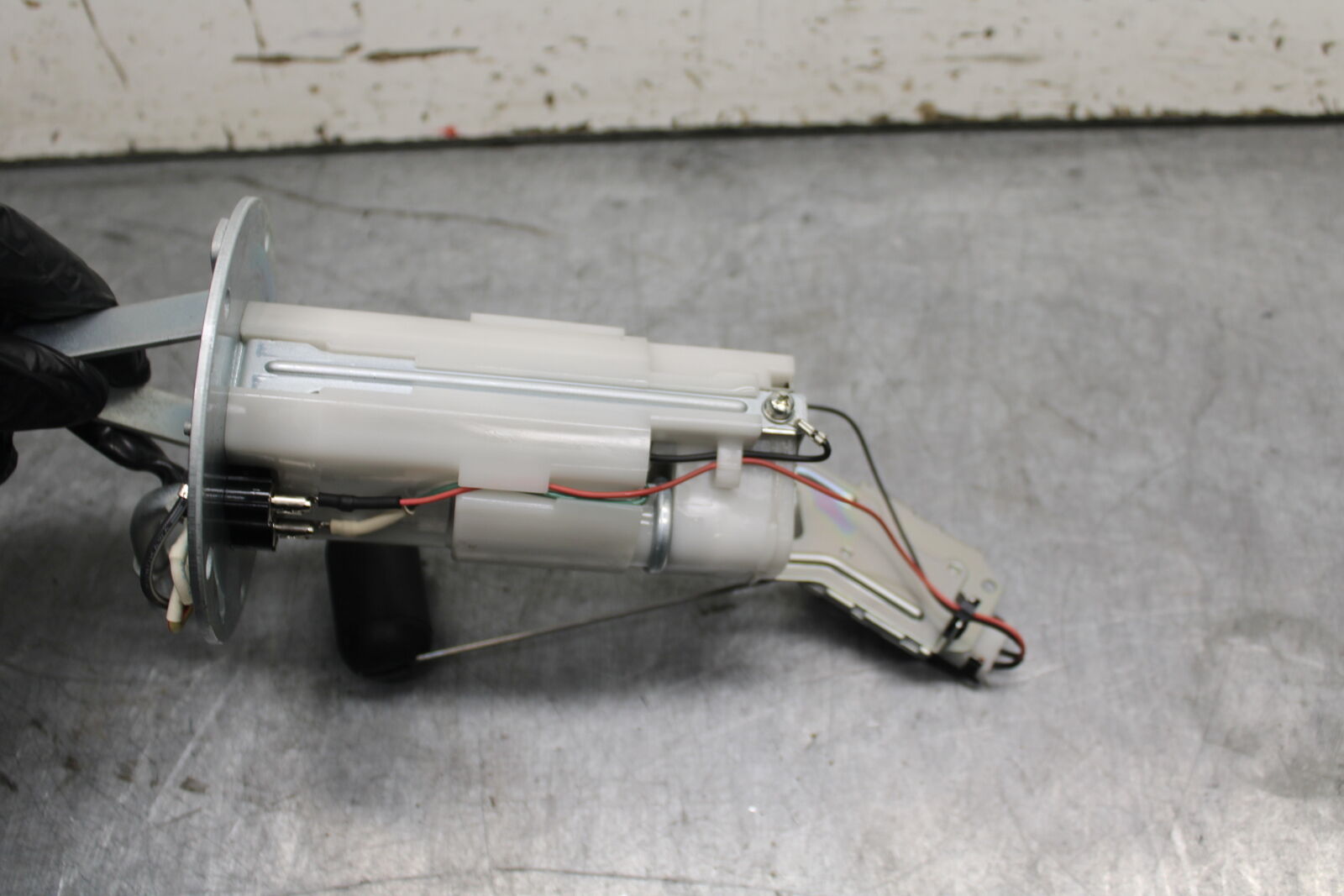 11-24 SUZUKI GSXR750 FUEL PUMP GAS PETROL SENDER UNIT 15100-14J01 BB714