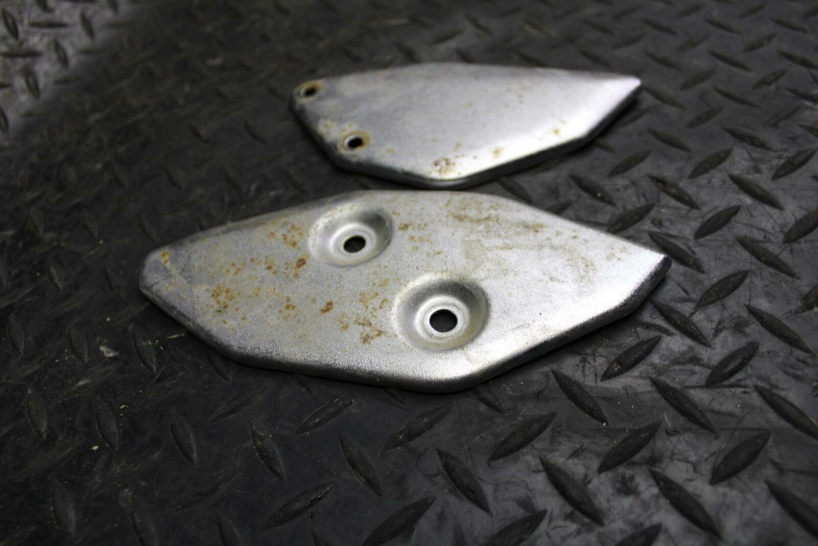 19 YAMAHA YZF R3 LEFT REARSET REAR SET HEEL GUARD COVER  BB177