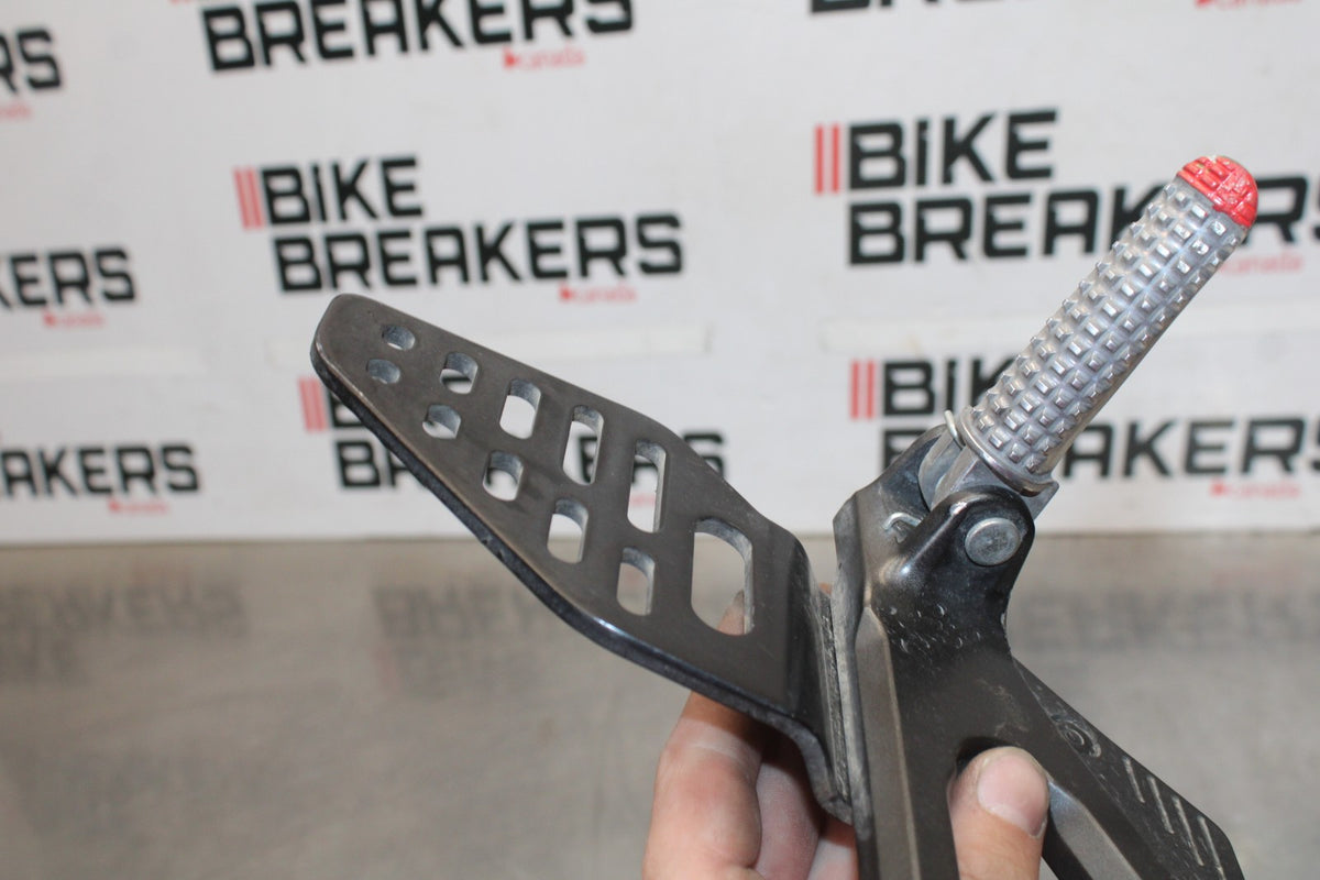 17 YAMAHA YZF R6 LEFT REARSET REAR SET DRIVER FOOT PEG REST STOP BB922