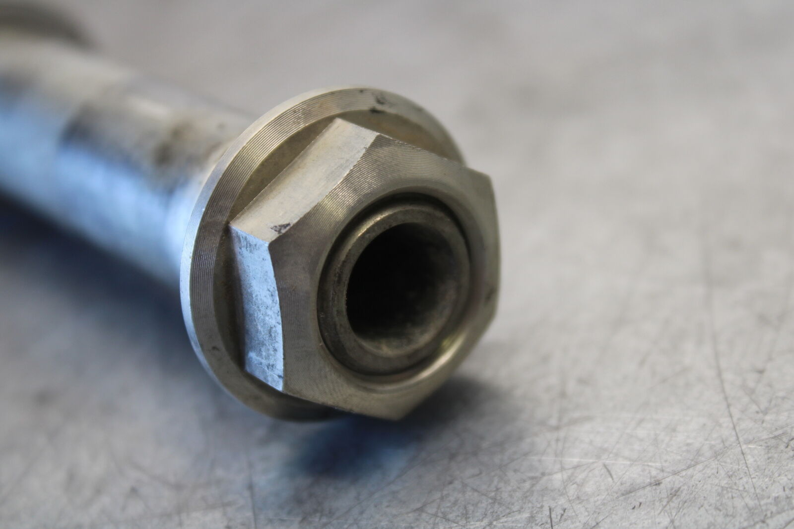 11-24 SUZUKI GSXR750 FRONT WHEEL RIM AXLE PIVOT BOLT BB687