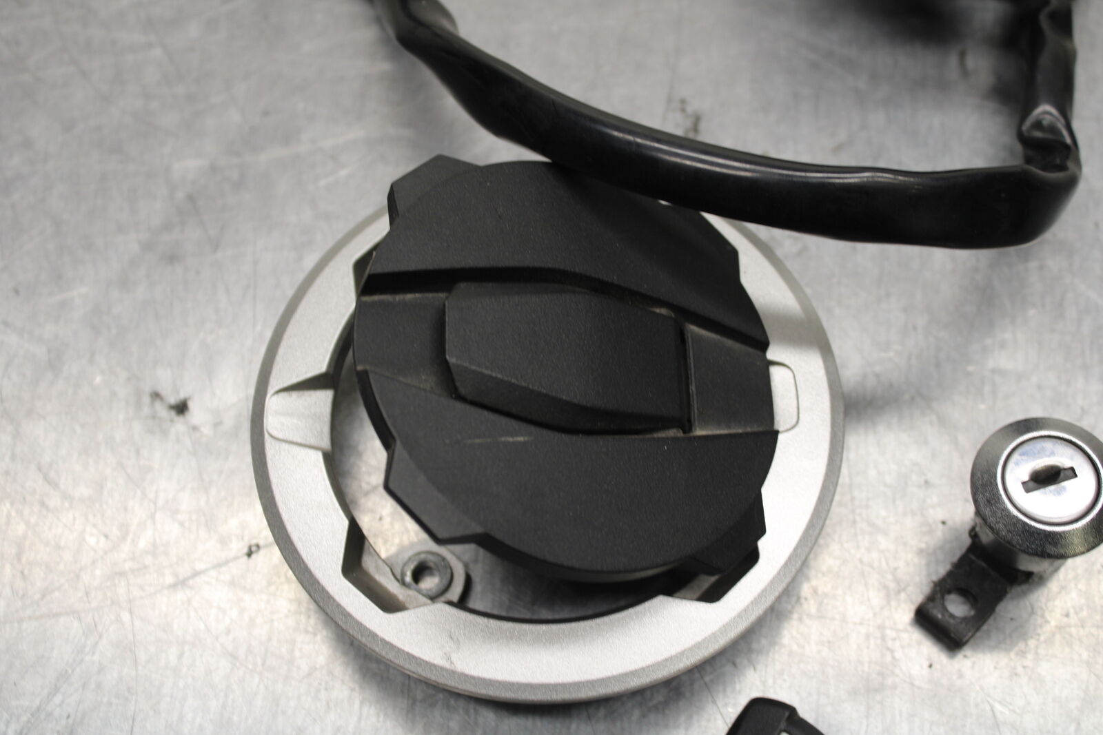 19-22 KAWASAKI Z400 IGNITION LOCK KEY SET W/ GAS CAP AND SEAT LOCK BB738