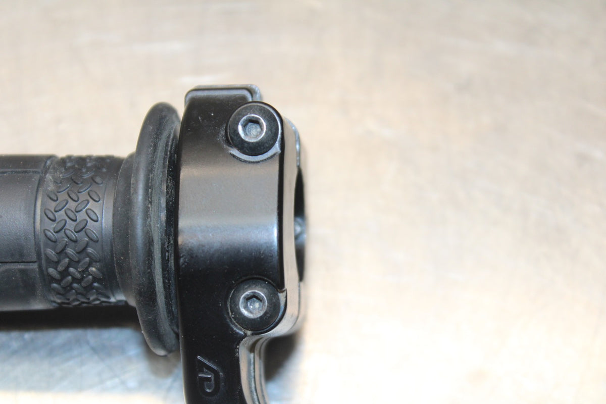 22-25 YAMAHA YZF R7 RIGHT THROTTLE GRIPBB850
