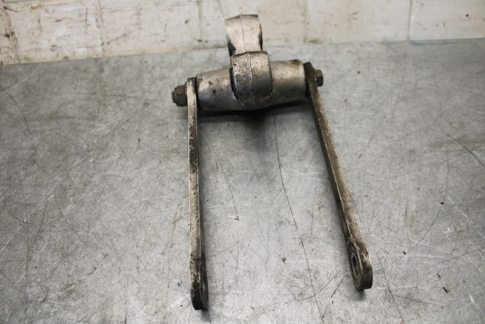 2001 Suzuki GSXR1000 REAR DOGBONE SHOCK LINKAGE LINK 62600-35870 BB52