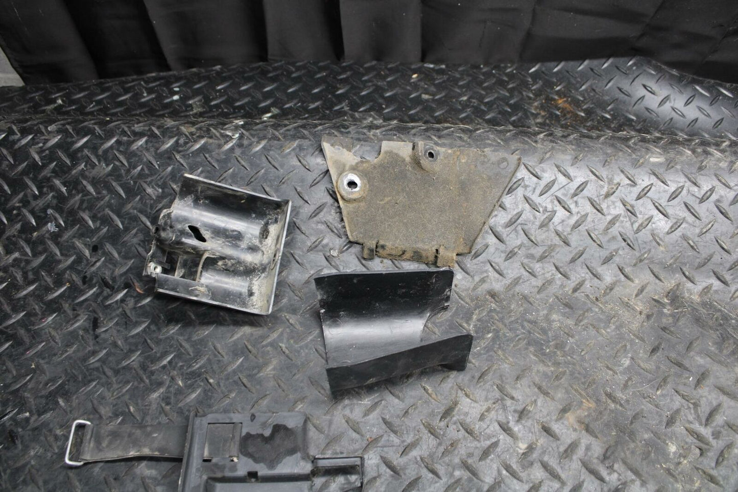 84-85 YAMAHA VIRAGO 1000 COIL COVER GURD SHIELD LEFTOVER  BB173