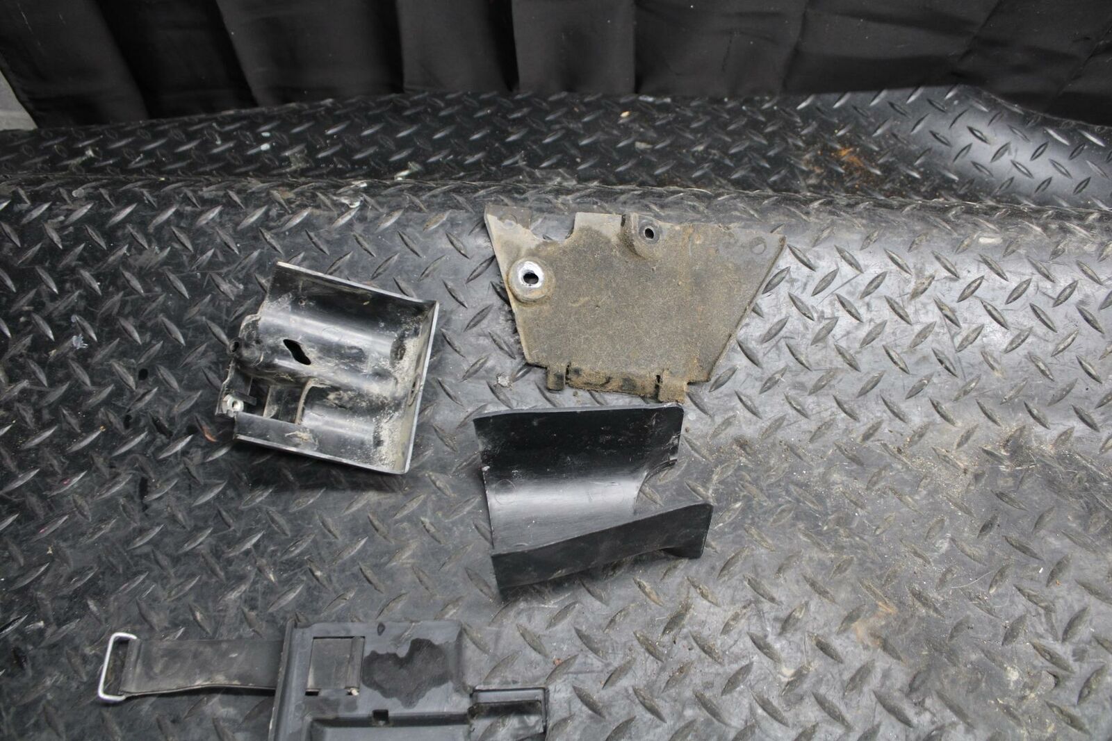 84-85 YAMAHA VIRAGO 1000 COIL COVER GURD SHIELD LEFTOVER  BB173