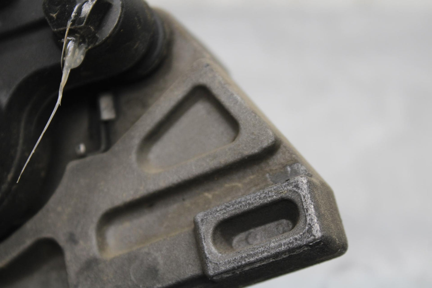 2007 Yamaha YZF R6S REAR BACK BRAKE CALIPER W MOUNT BRACKET BB594