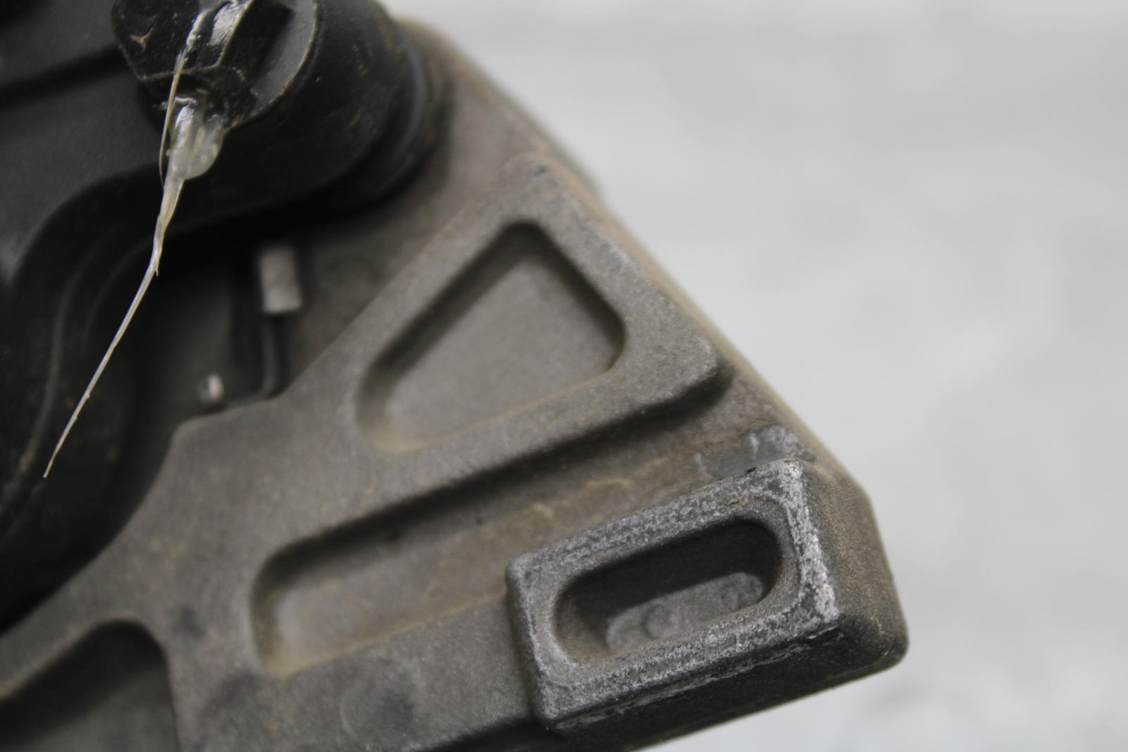2007 Yamaha YZF R6S REAR BACK BRAKE CALIPER W MOUNT BRACKET BB594