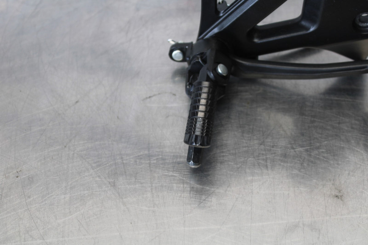 18 SUZUKI GSXR1000 RIGHT REARSET REAR SET DRIVER FOOT PEG REST STOP BB642