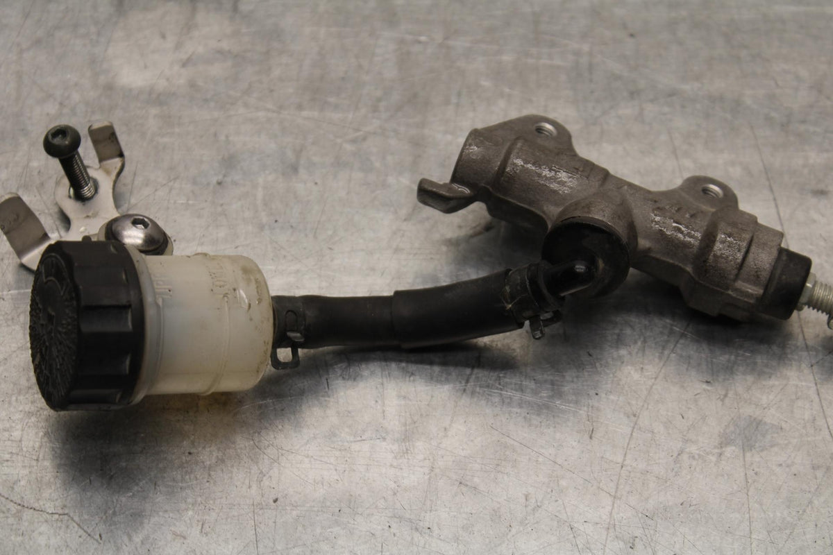 2006 Yamaha YZF R6 REAR BRAKE MASTER CYLINDER W RESERVOIR 2C0-2583V-00-00 BB560