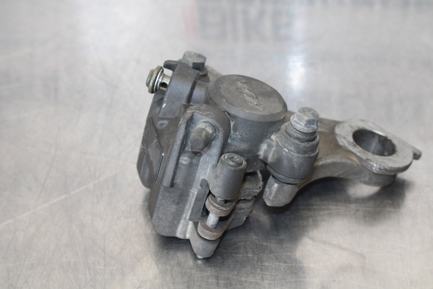 07-08 YAMAHA YZF R1 REAR BACK BRAKE CALIPER W MOUNT BRACKET BB160