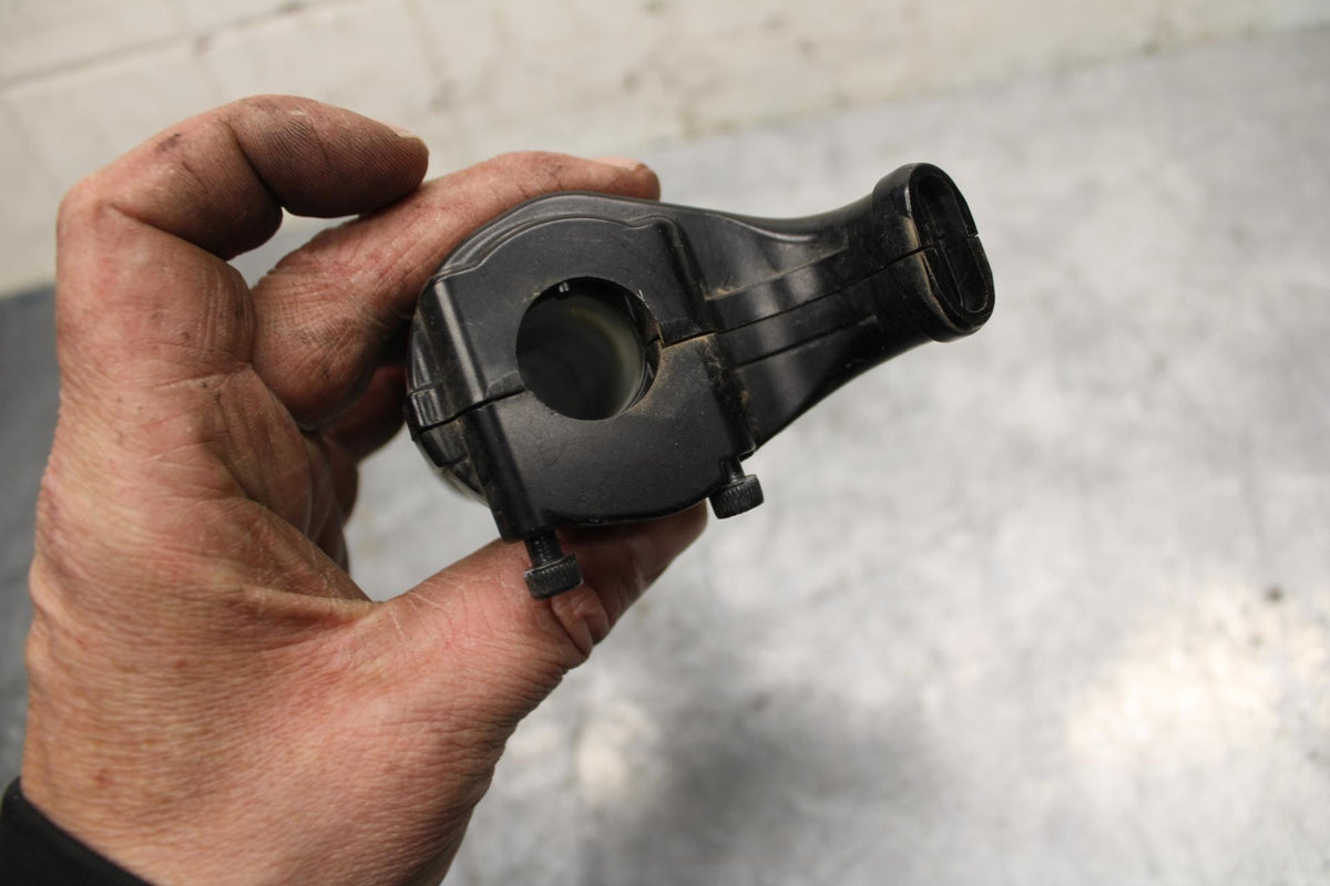 18 YAMAHA YZF R1  THROTTLE CABLE LINE HOUSING GUIDE BB473