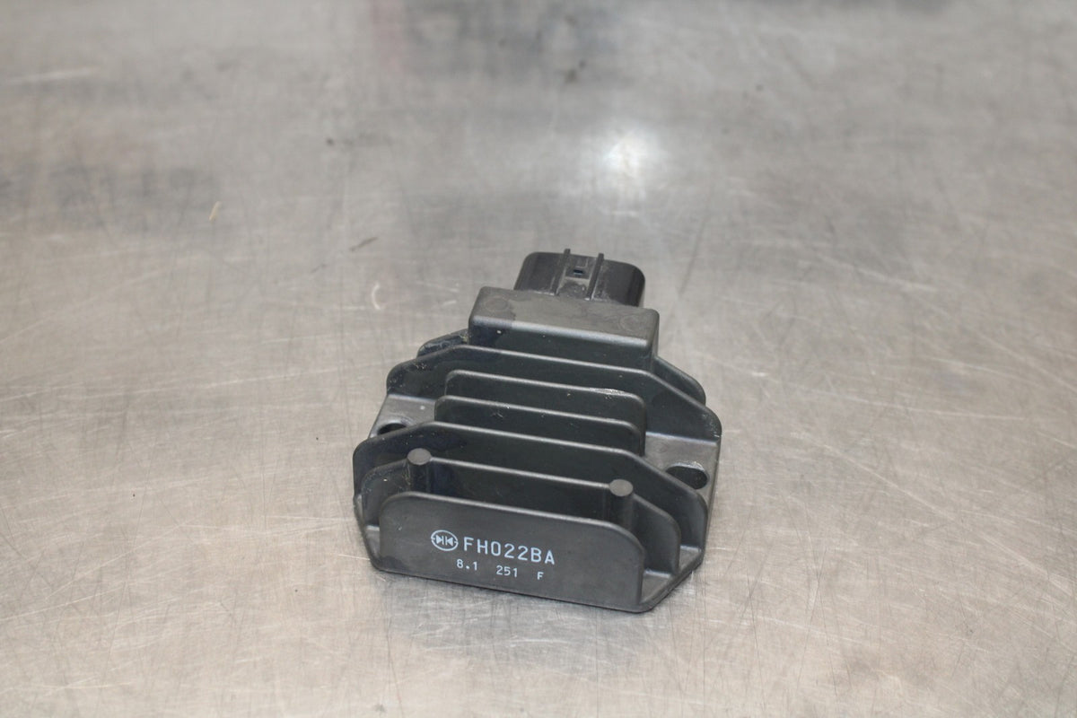 18 YAMAHA YZF R1  RECTIFIER VOLTAGE REGULATOR BB838