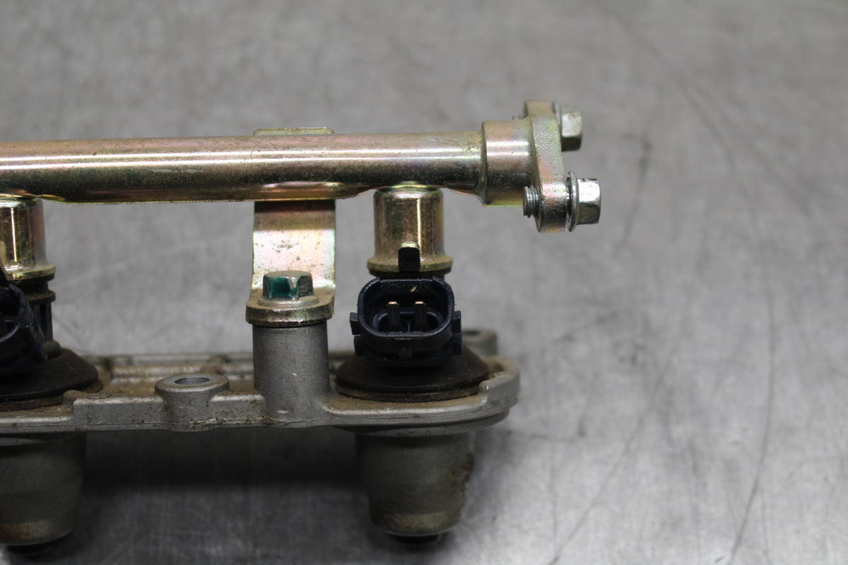 03-04 HONDA CBR600RR SECONDARY FUEL INJECTORS TOP AIRBOX GAS RAIL BB127