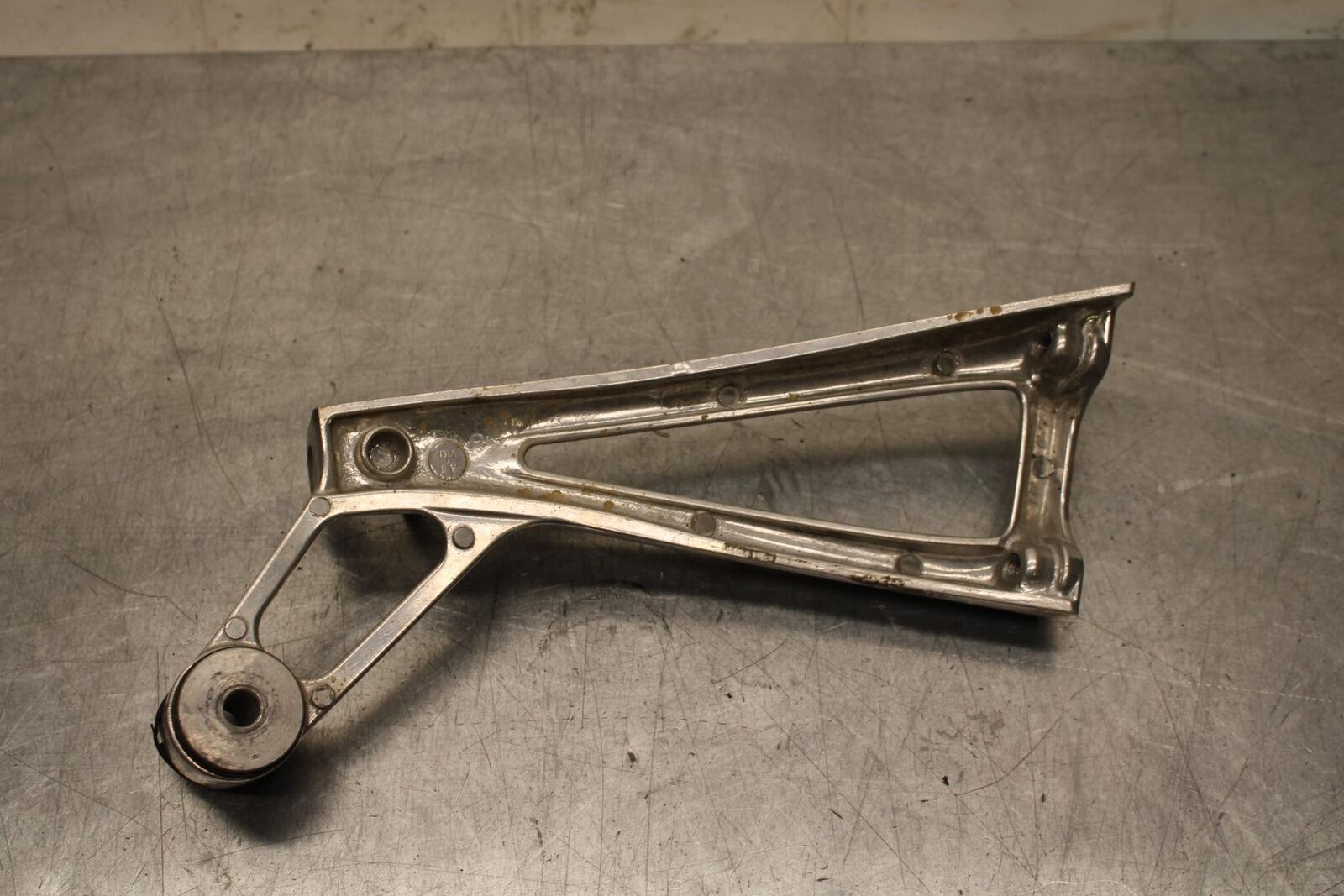 2007 Yamaha YZF R6S RIGHT REAR PASSENGER FOOTPEG MOUNT BB594