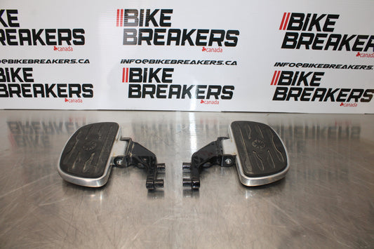 09 YAMAHA ROYAL STAR XVZ1300TF VENTURE REAR PASSENGER FOOT STEP PEG SET BB151