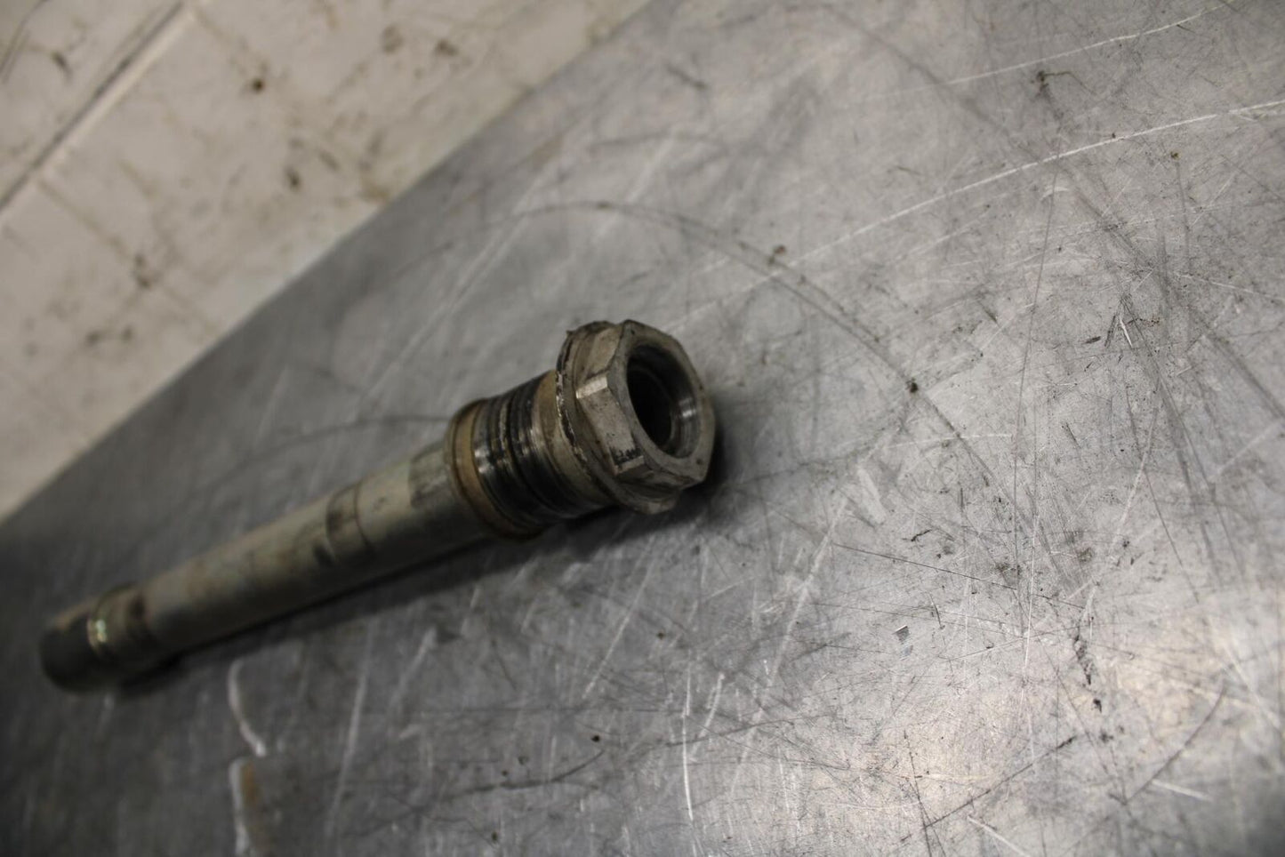 18 YAMAHA YZF R1  FRONT WHEEL RIM AXLE PIVOT BOLT BB473