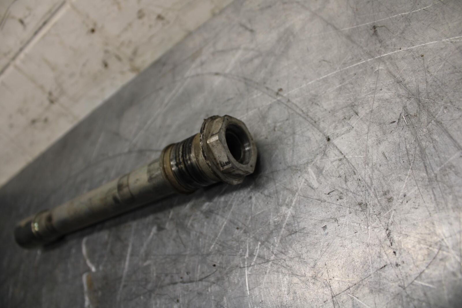 18 YAMAHA YZF R1  FRONT WHEEL RIM AXLE PIVOT BOLT BB473
