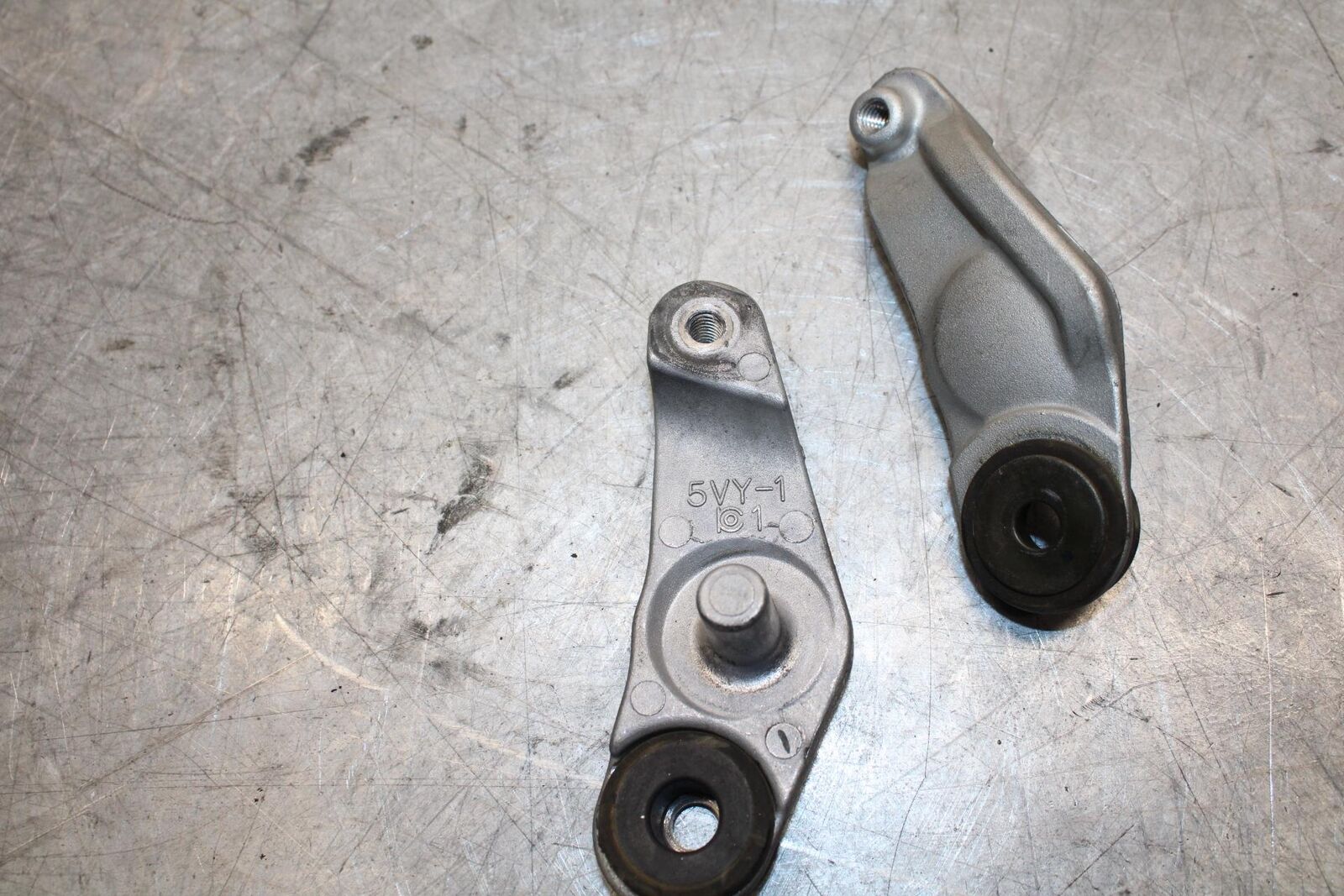 2007 Yamaha YZF R6 FRONT GAS TANK BRACKET MOUNT BB525