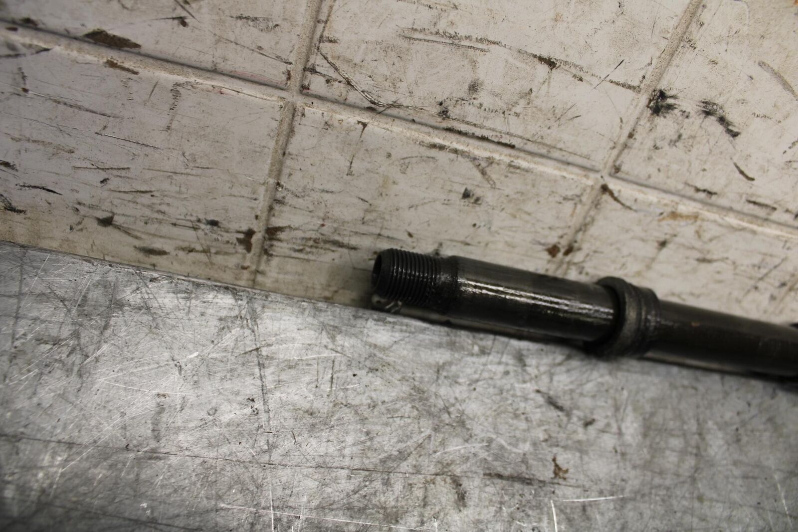 2002 Yamaha YZF R6 FRONT WHEEL RIM AXLE PIVOT BOLT 4XV-25181-00-00 BB545