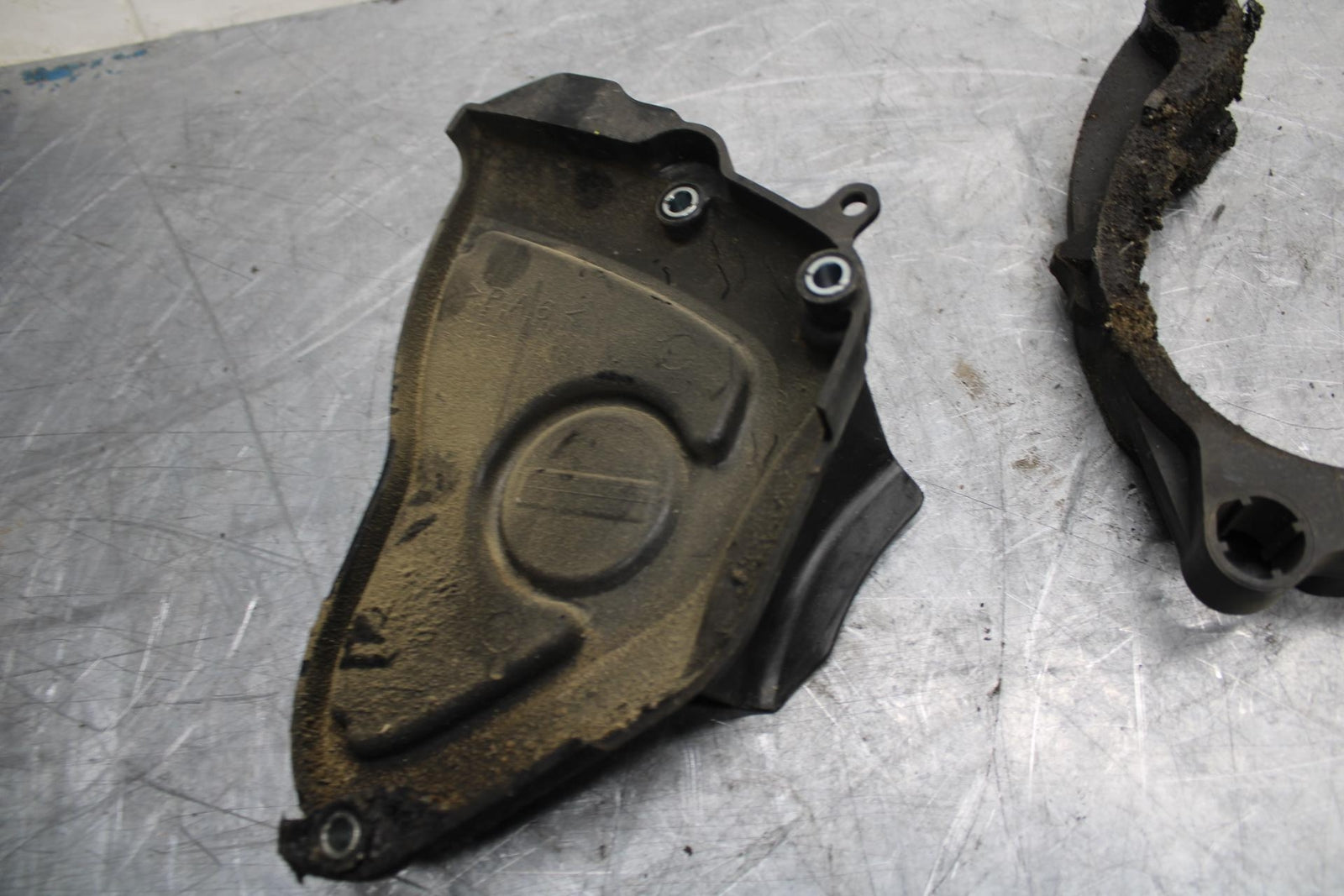 18 YAMAHA YZF R1  ENGINE SPROCKET COVER BB473