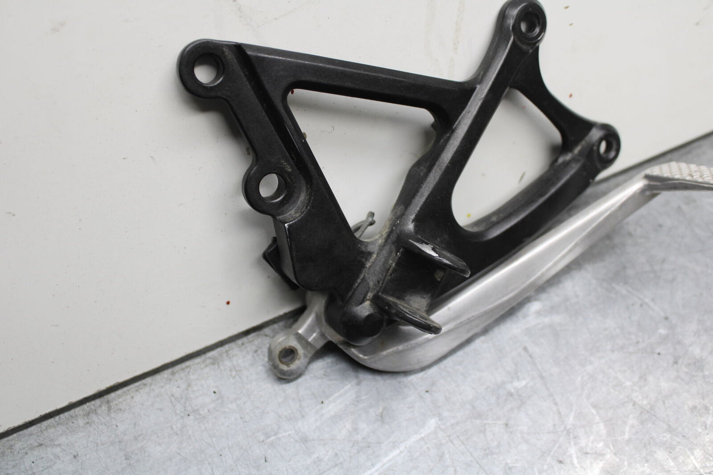 09-14 YAMAHA YZF R1 RIGHT REARSET REAR SET DRIVER FOOT PEG REST STOP BB118