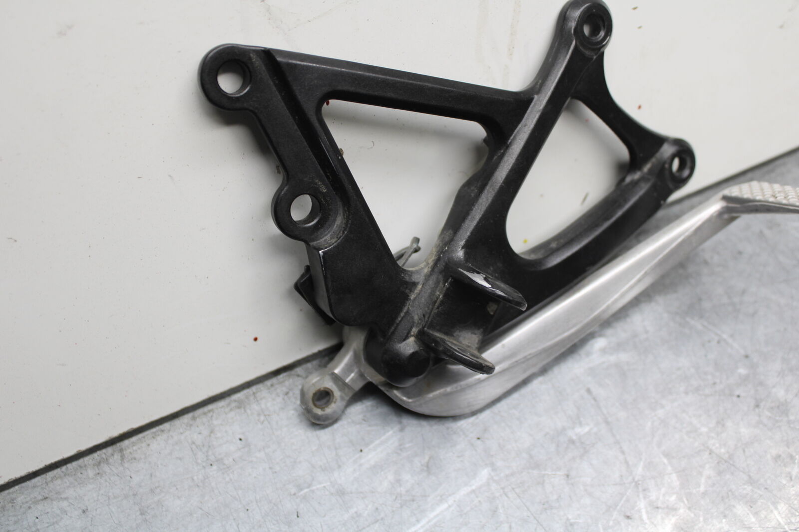09-14 YAMAHA YZF R1 RIGHT REARSET REAR SET DRIVER FOOT PEG REST STOP BB118