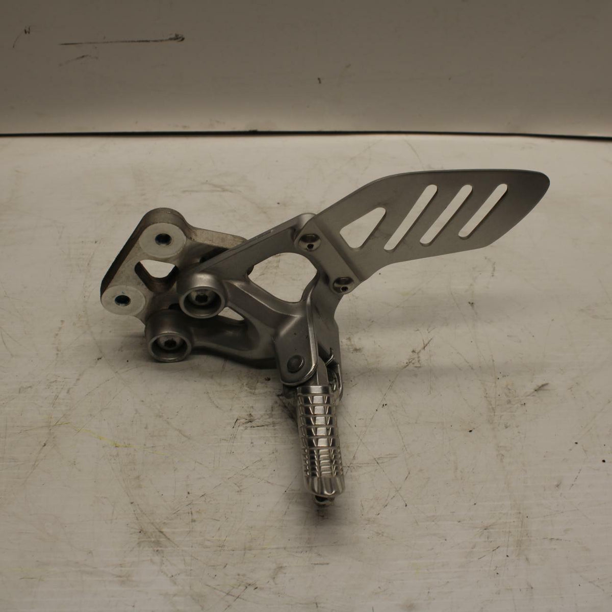 08-09 SUZUKI GSXR600 LEFT REARSET REAR SET DRIVER FOOT PEG BRACKET MOUNT BB262