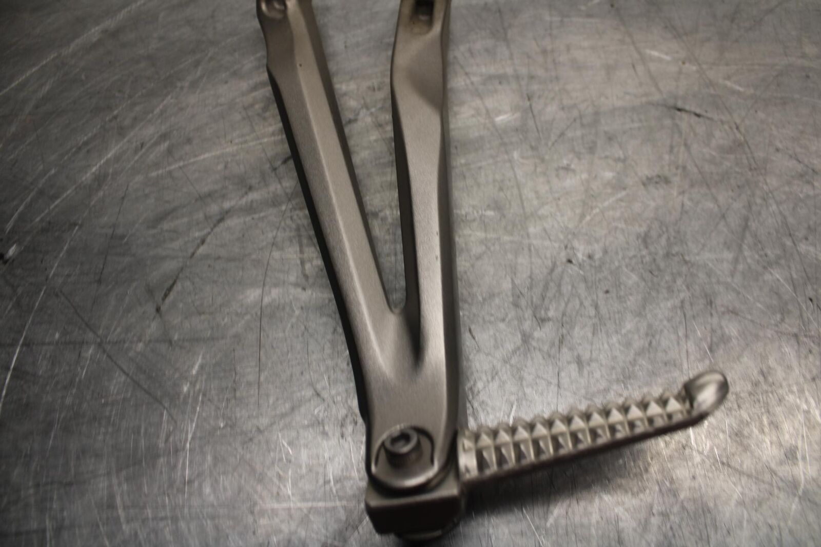 07-08 YAMAHA YZF R1 LEFT REAR BACK PASSENGER PEG 5JJ-27431-10-00 BB483