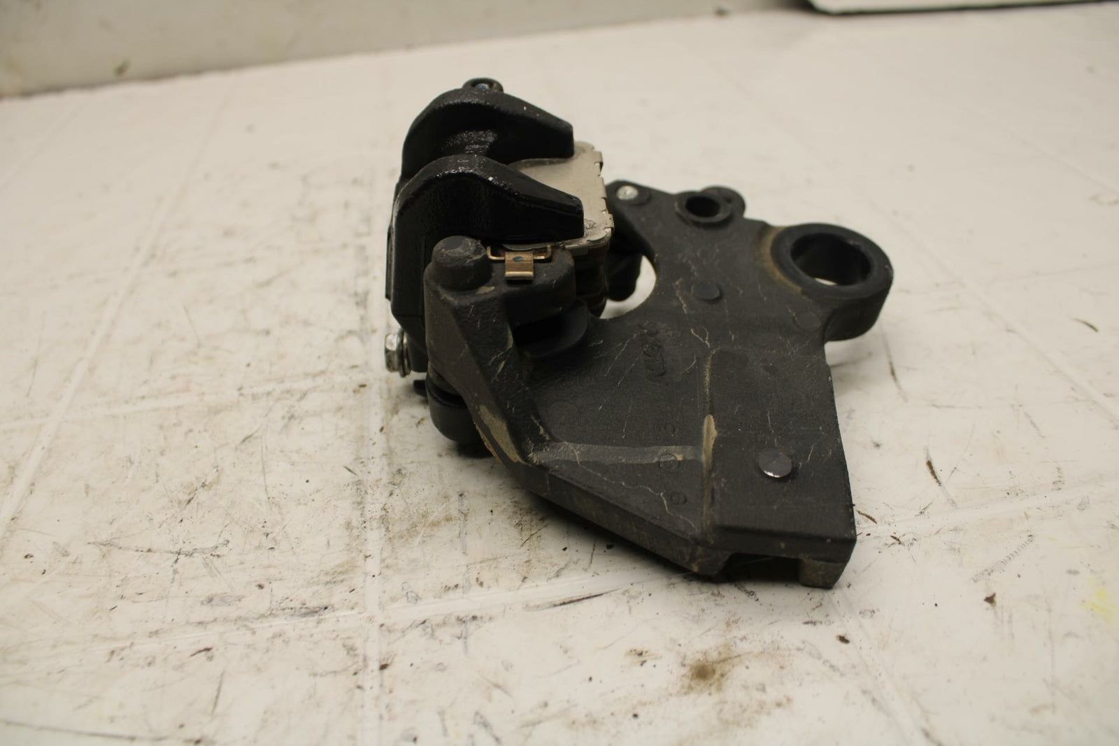 19-20 KAWASAKI NINJA ZX6R REAR BACK BRAKE CALIPER W MOUNT BRACKET BB407