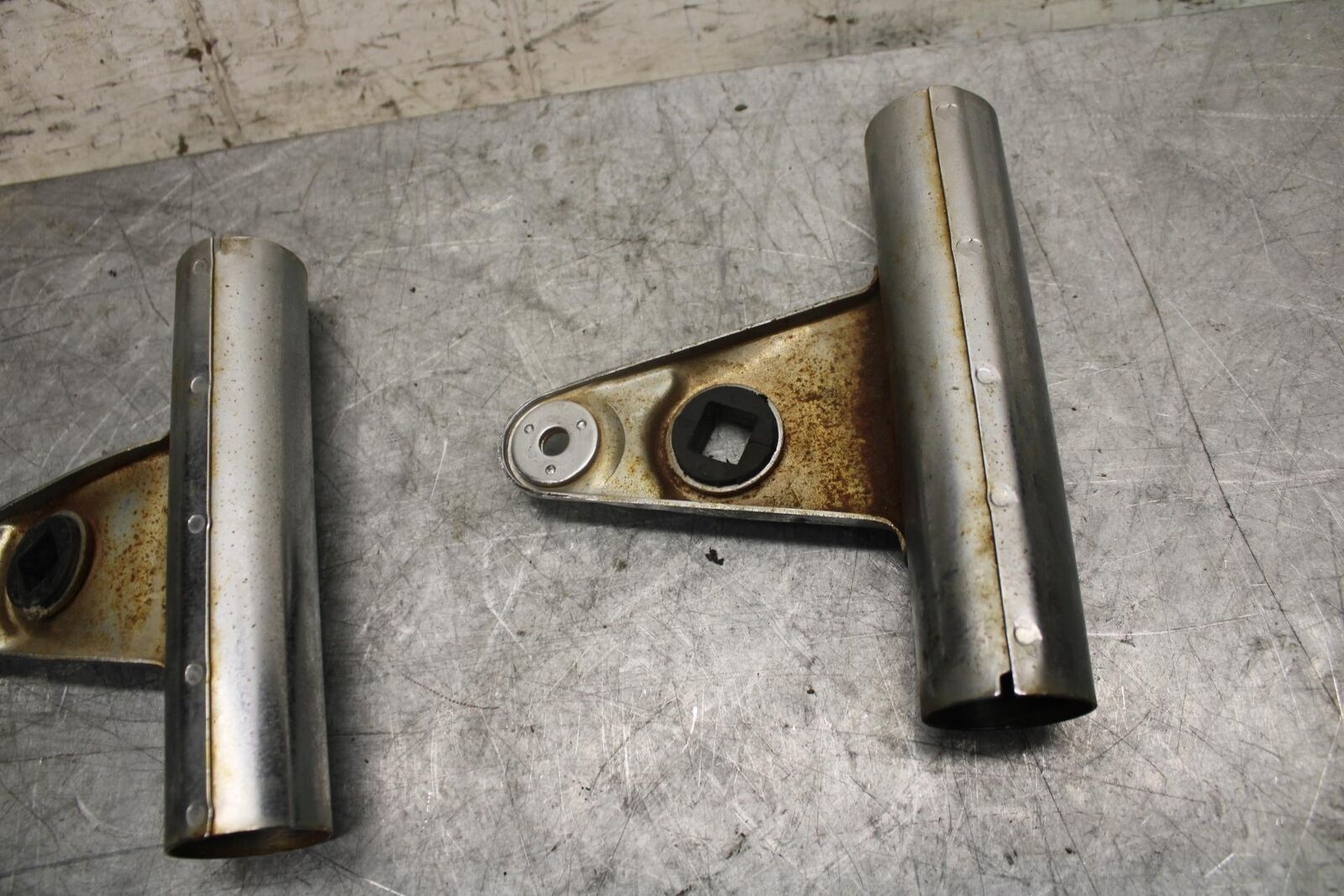 1982 Suzuki GS450L SINGLE HEADLIGHT HEAD LAMP LIGHT BRACKETS BB52