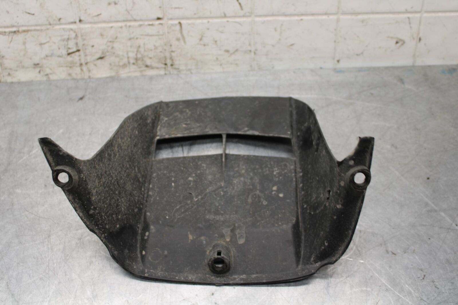2006 Yamaha YZF R6 REAR BACK WHEEL TIRE HUGGER FENDER 2C0-21650-00-00 BB560