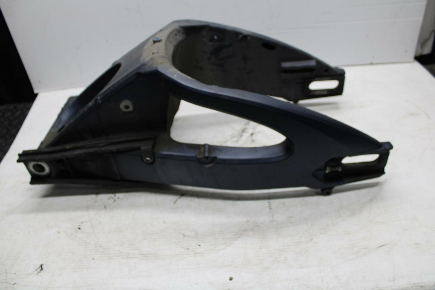 11-17 SUZUKI GSXR750  SWINGARM BACK SUSPENSION SWING ARM 61000-14J00-YUA BB306