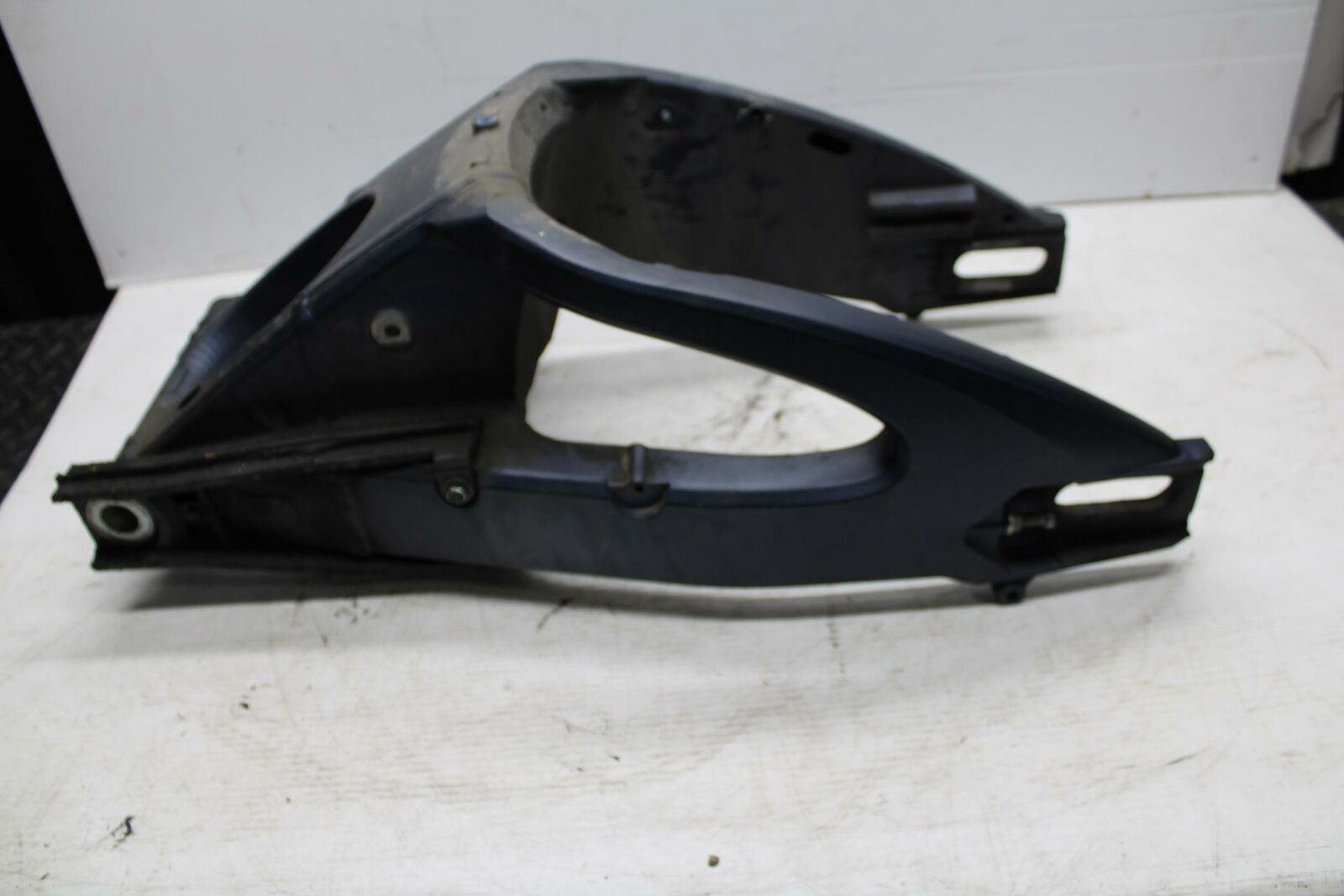 11-17 SUZUKI GSXR750  SWINGARM BACK SUSPENSION SWING ARM 61000-14J00-YUA BB306