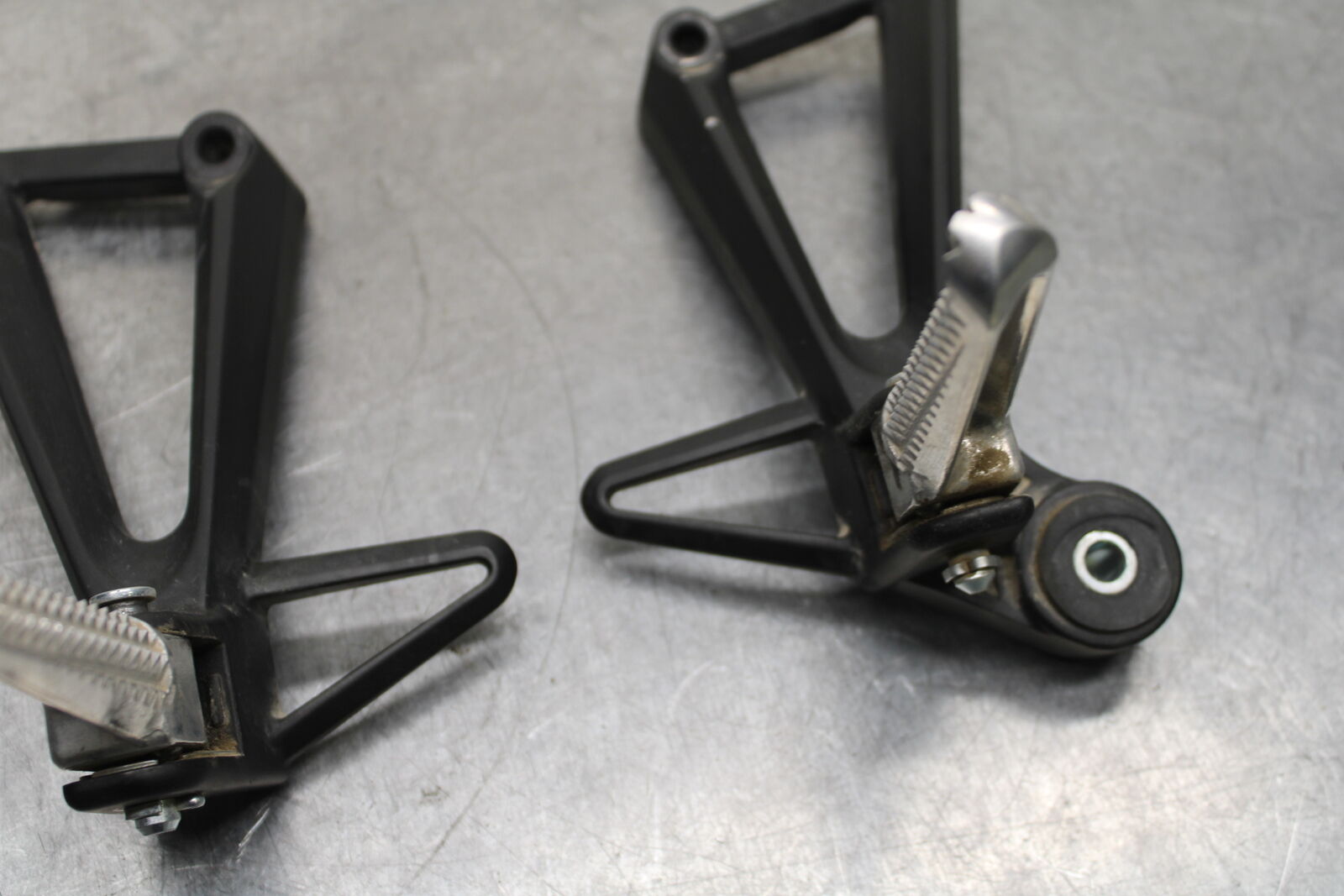 19-24 YAMAHA R3 REAR BACK PASSENGER PEG SET PAIR BB736