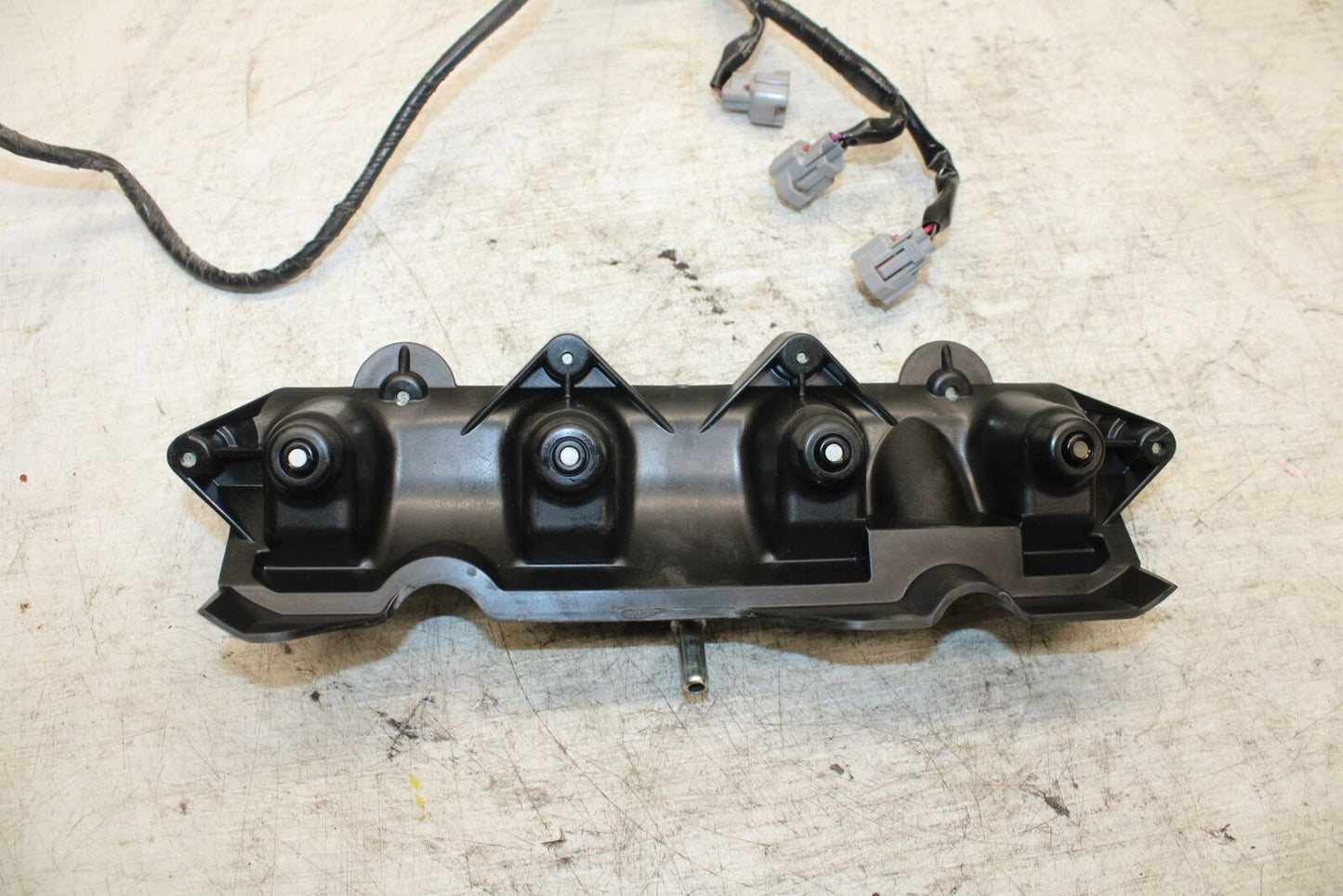 08 YAMAHA YZF R6 2c0 SECONDARY FUEL INJECTORS TOP AIRBOX GAS RAIL BB365