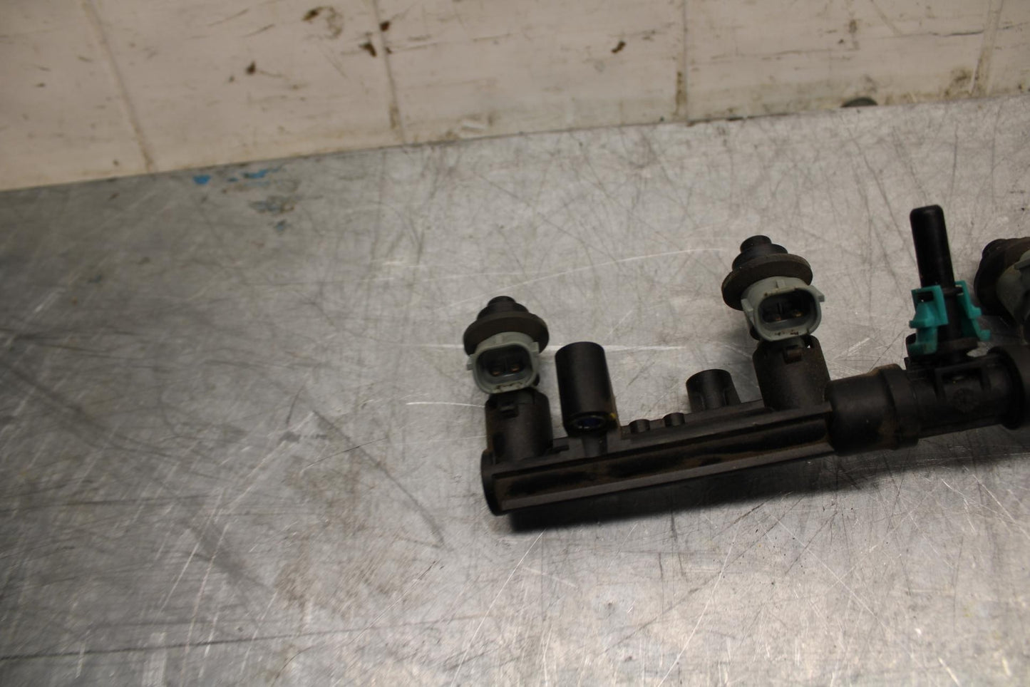09-12 HONDA CBR600RR SECONDARY FUEL INJECTORS TOP AIRBOX GAS RAIL BB450