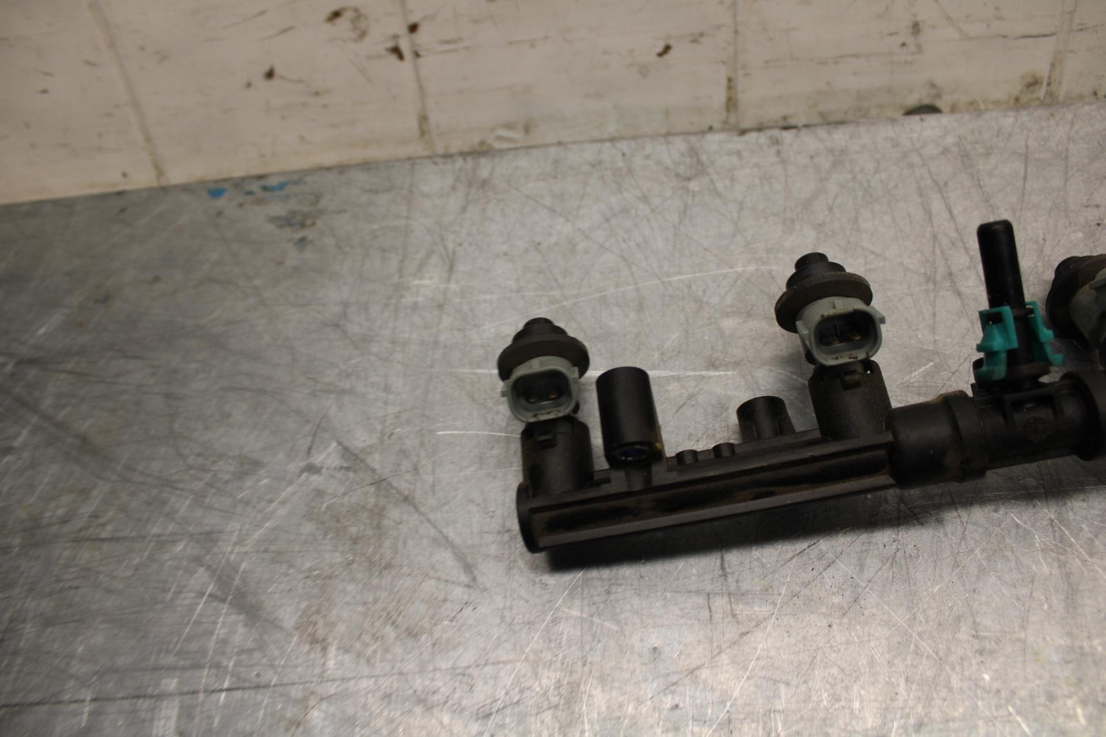 09-12 HONDA CBR600RR SECONDARY FUEL INJECTORS TOP AIRBOX GAS RAIL BB450