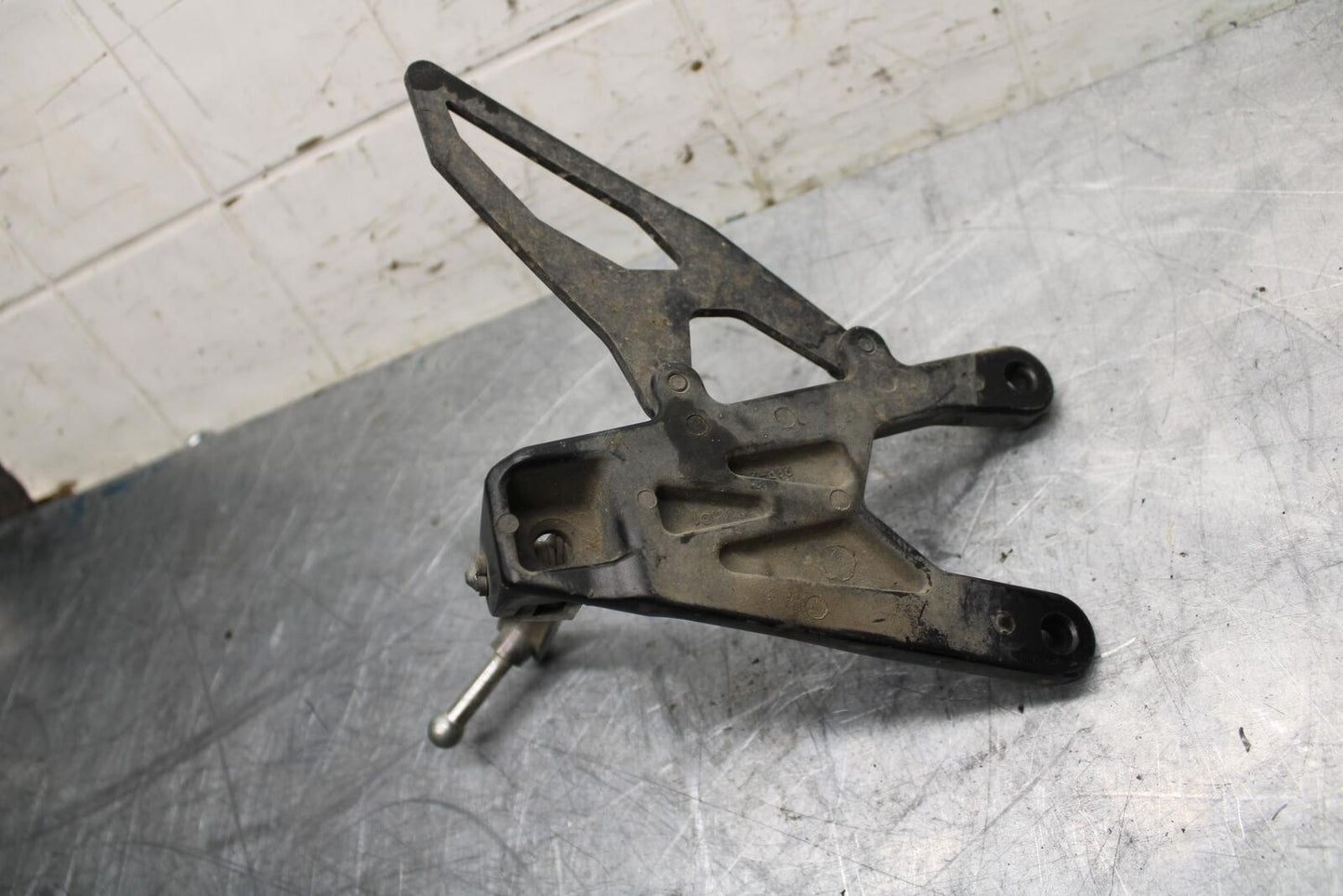 18 YAMAHA YZF R1  LEFT REARSET REAR SET DRIVER FOOT PEG REST STOP BB473