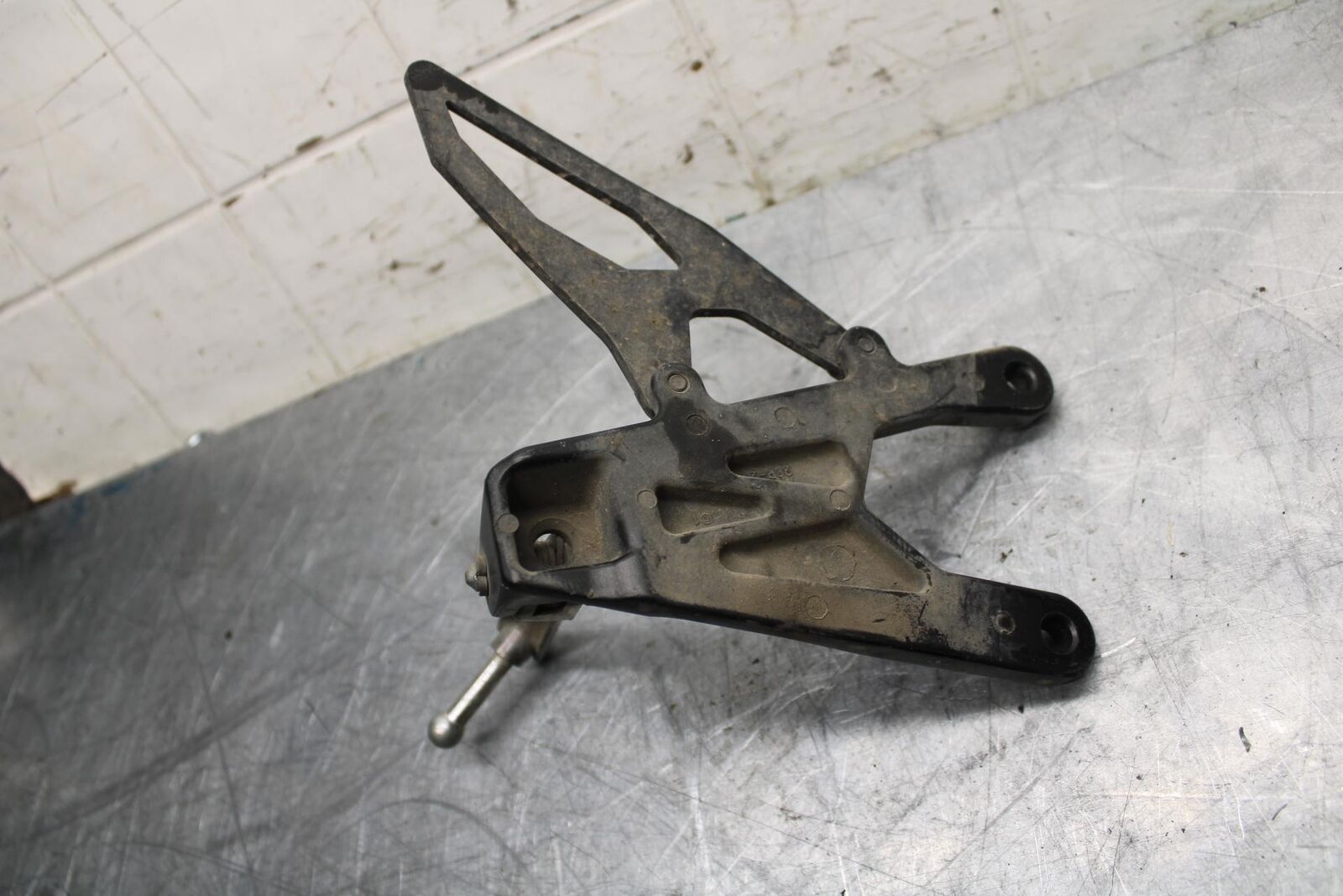18 YAMAHA YZF R1  LEFT REARSET REAR SET DRIVER FOOT PEG REST STOP BB473