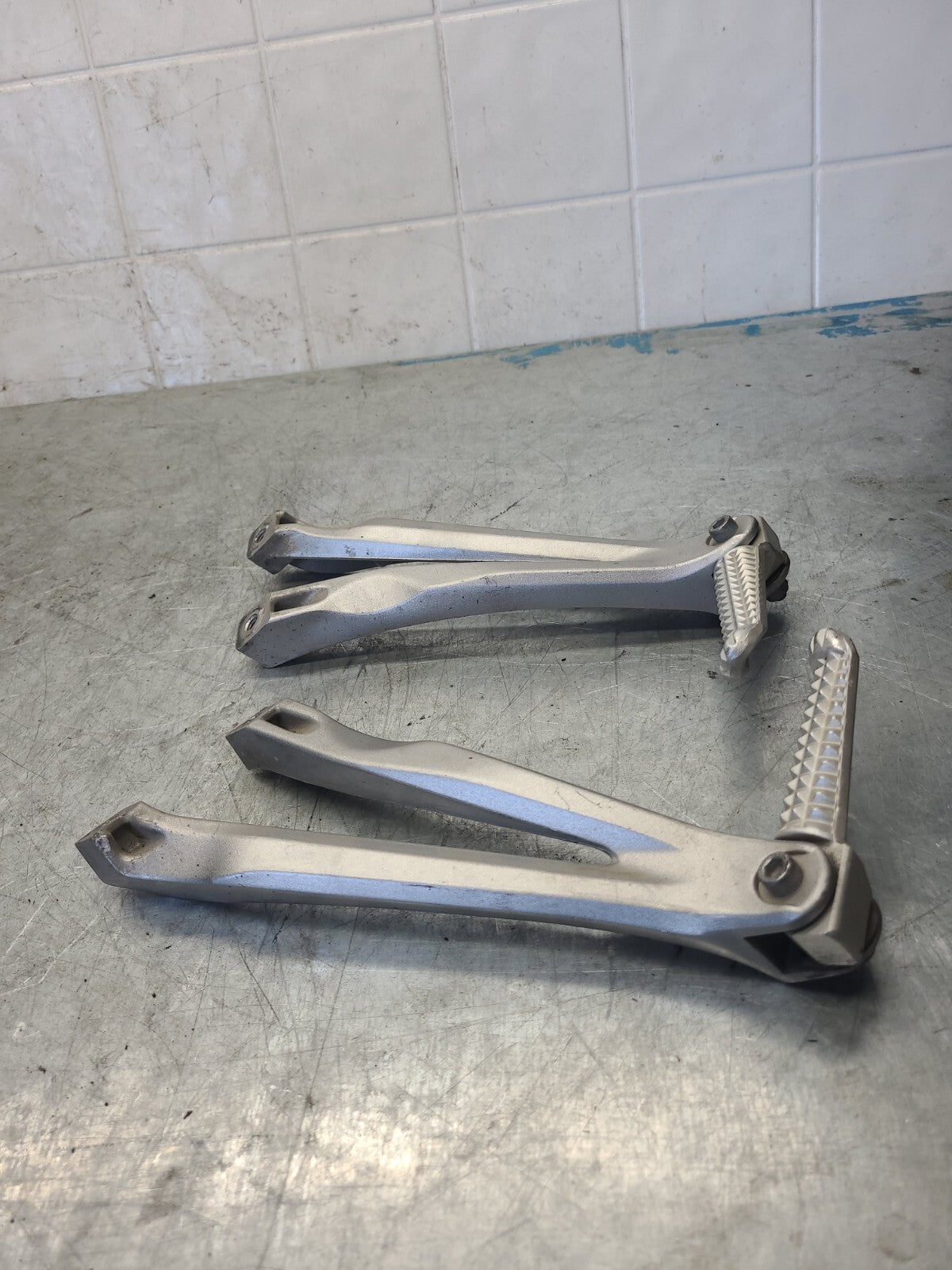 04-06 YAMAHA YZF R1 REAR BACK PASSENGER PEG SET PAIR BB432