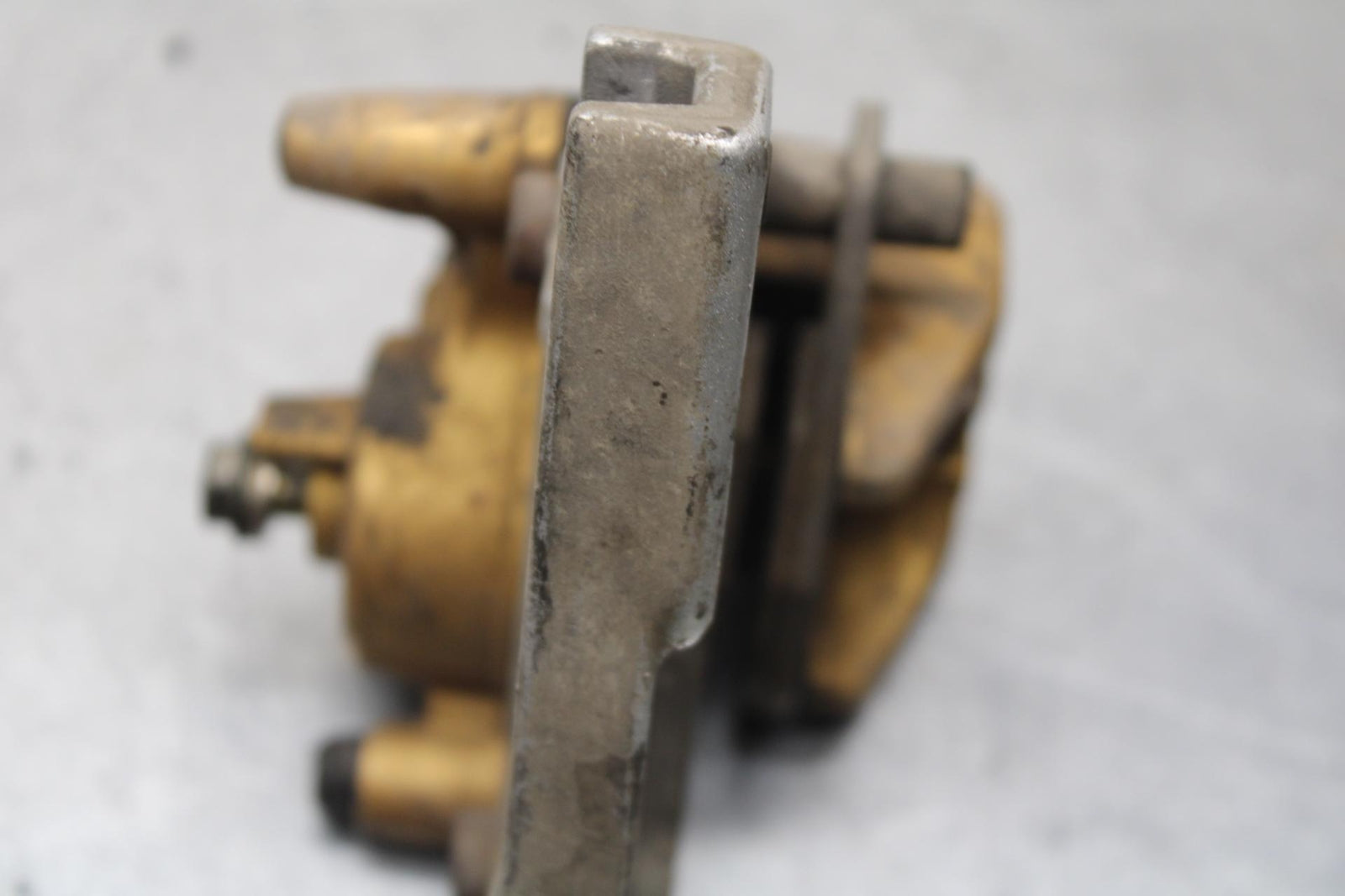 03-04 KAWASAKI NINJA ZX6RR REAR BACK BRAKE CALIPER W MOUNT BRACKET BB105