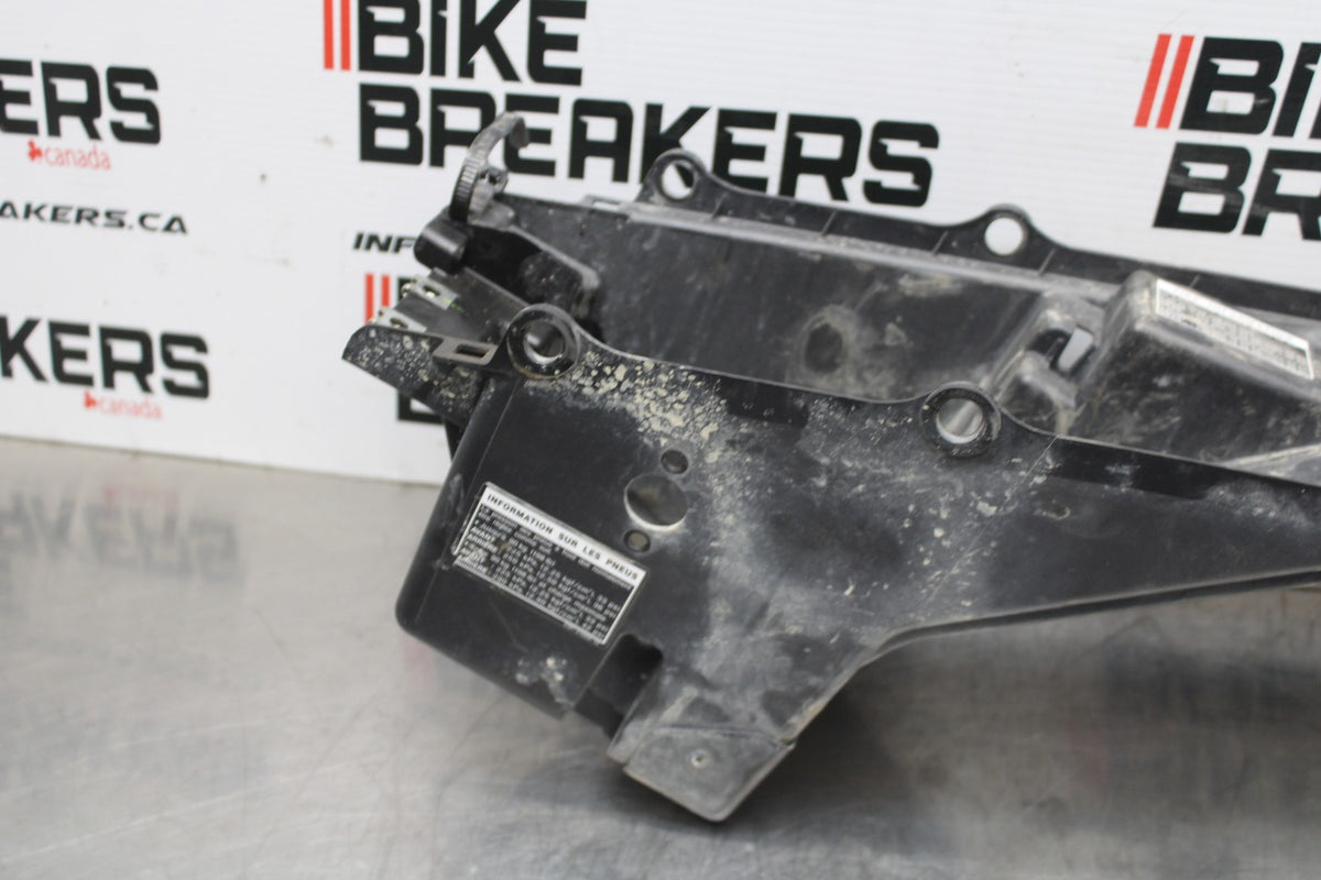 18 YAMAHA SUPER TENERE REAR BACK TAIL UNDERTAIL BATTERY TRAY PLASTIC BB832