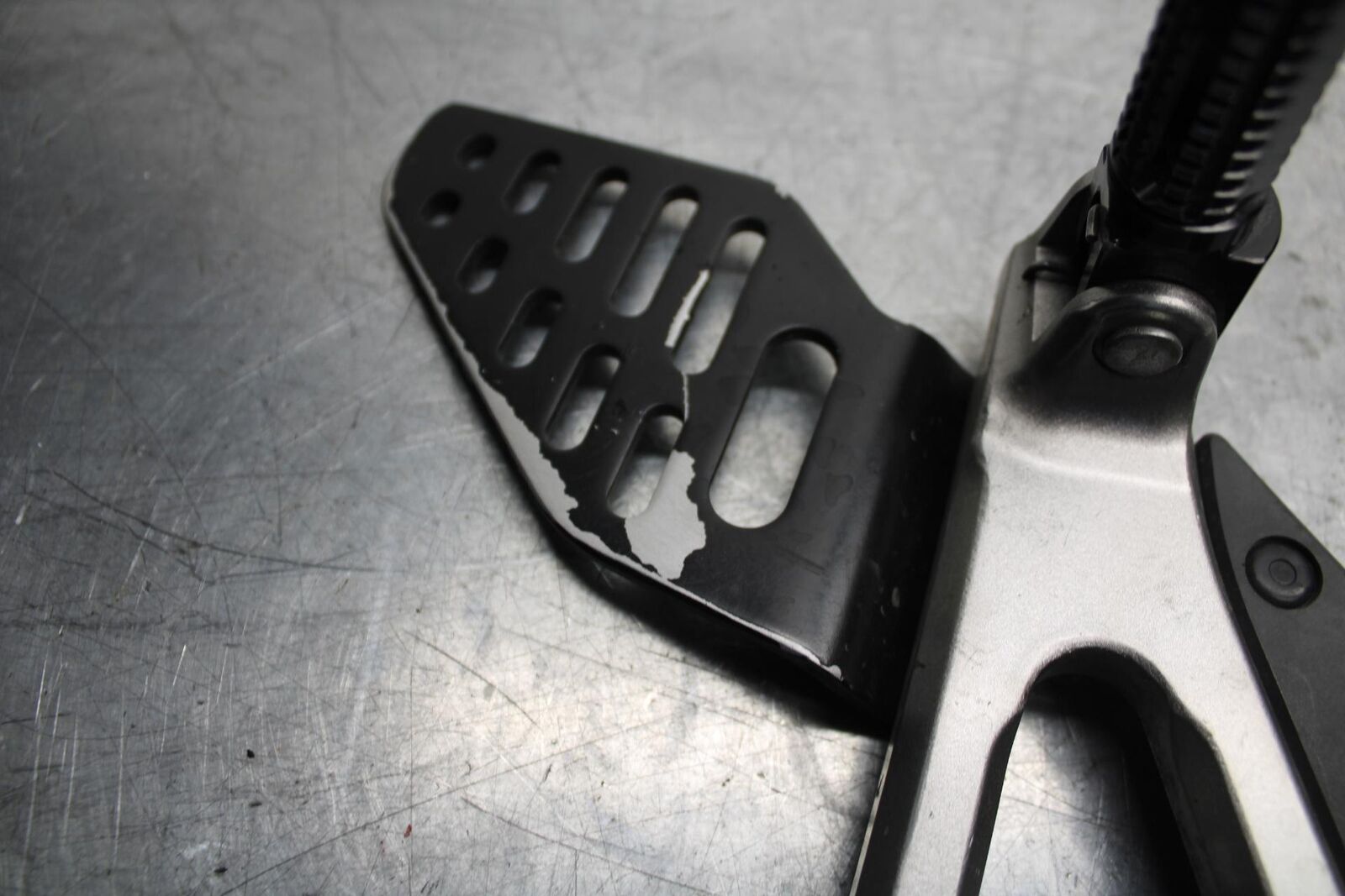 07 YAMAHA YZF R6 2c0 LEFT REARSET REAR SET DRIVER FOOT PEG BRACKET MOUNT