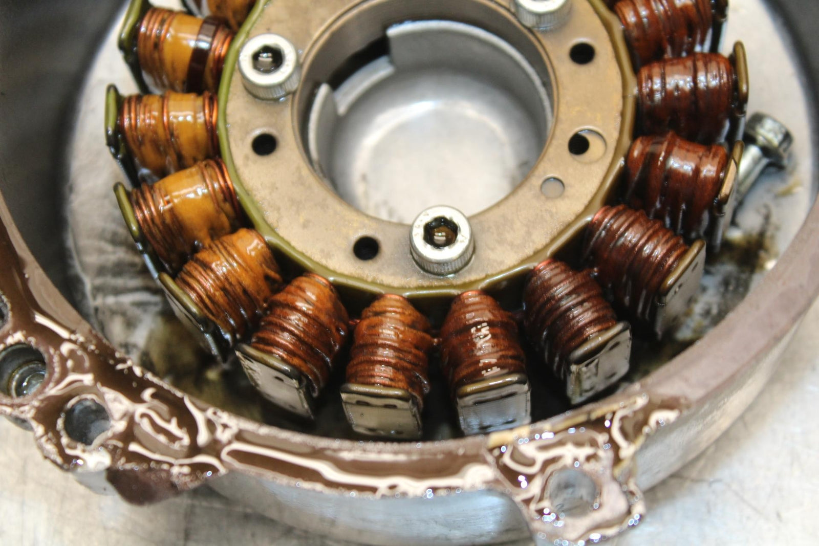 00-01 KAWASAKI ZZR600 STATOR MAGNETO ALTERNATOR GENERATOR COVER BB568