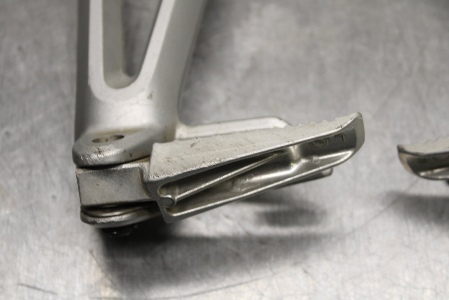 08-10 SUZUKI GSXR 600 REAR BACK PASSENGER PEG SET PAIR BB753
