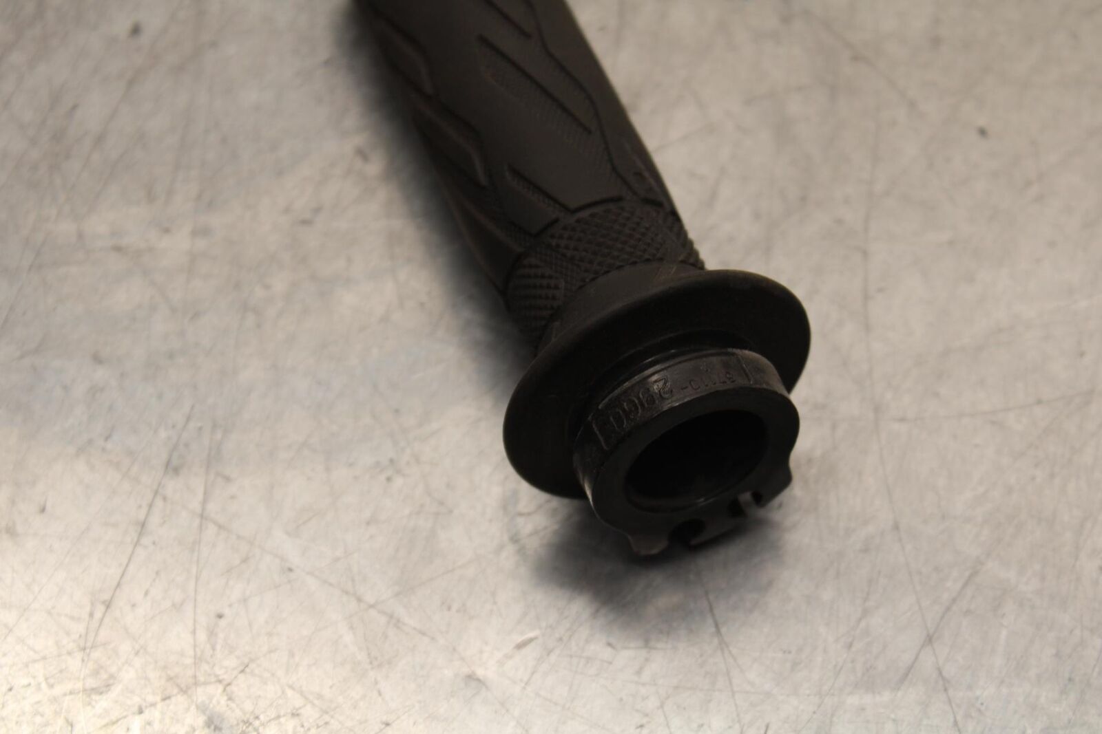 2017 Suzuki GSXR600 RIGHT THROTTLE GRIP 57110-21H02 BB598