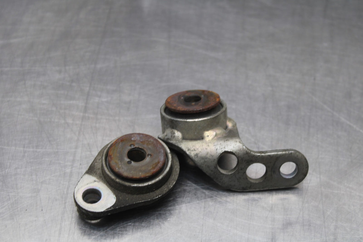 08-16 YAMAHA YZF R6 EXHAUST PIPE HEADER BRACKETS PAIR BB856