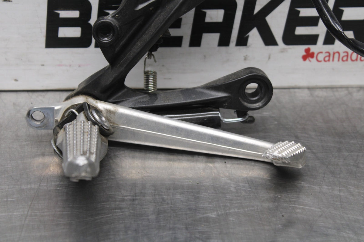 24-25 KAWASAKI NINJA ZX6R RIGHT REARSET REAR SET DRIVER FOOT PEG REST ...